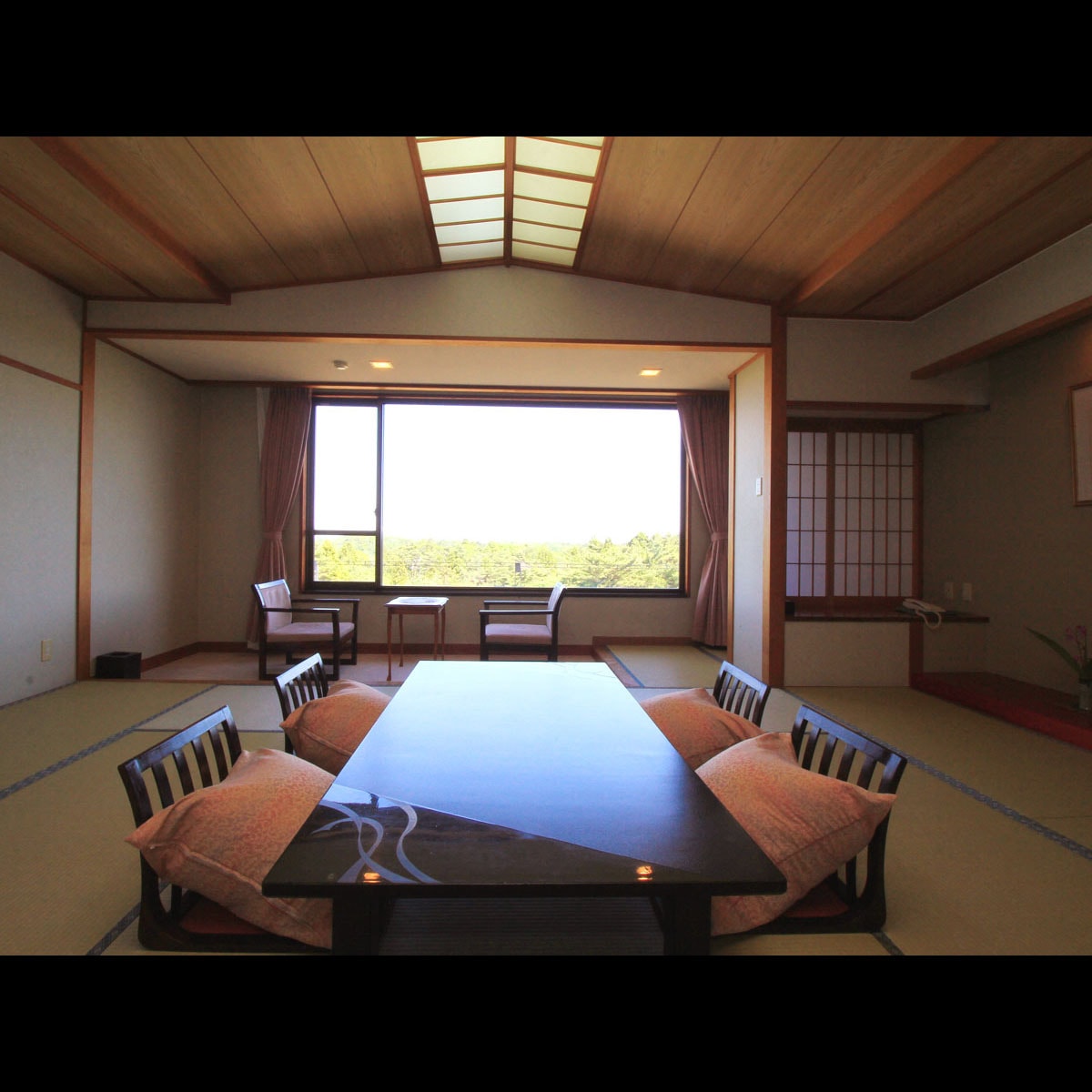 Guest room ◇ Japanese-style room 12 tatami mat type (with bath and toilet and wash basin)