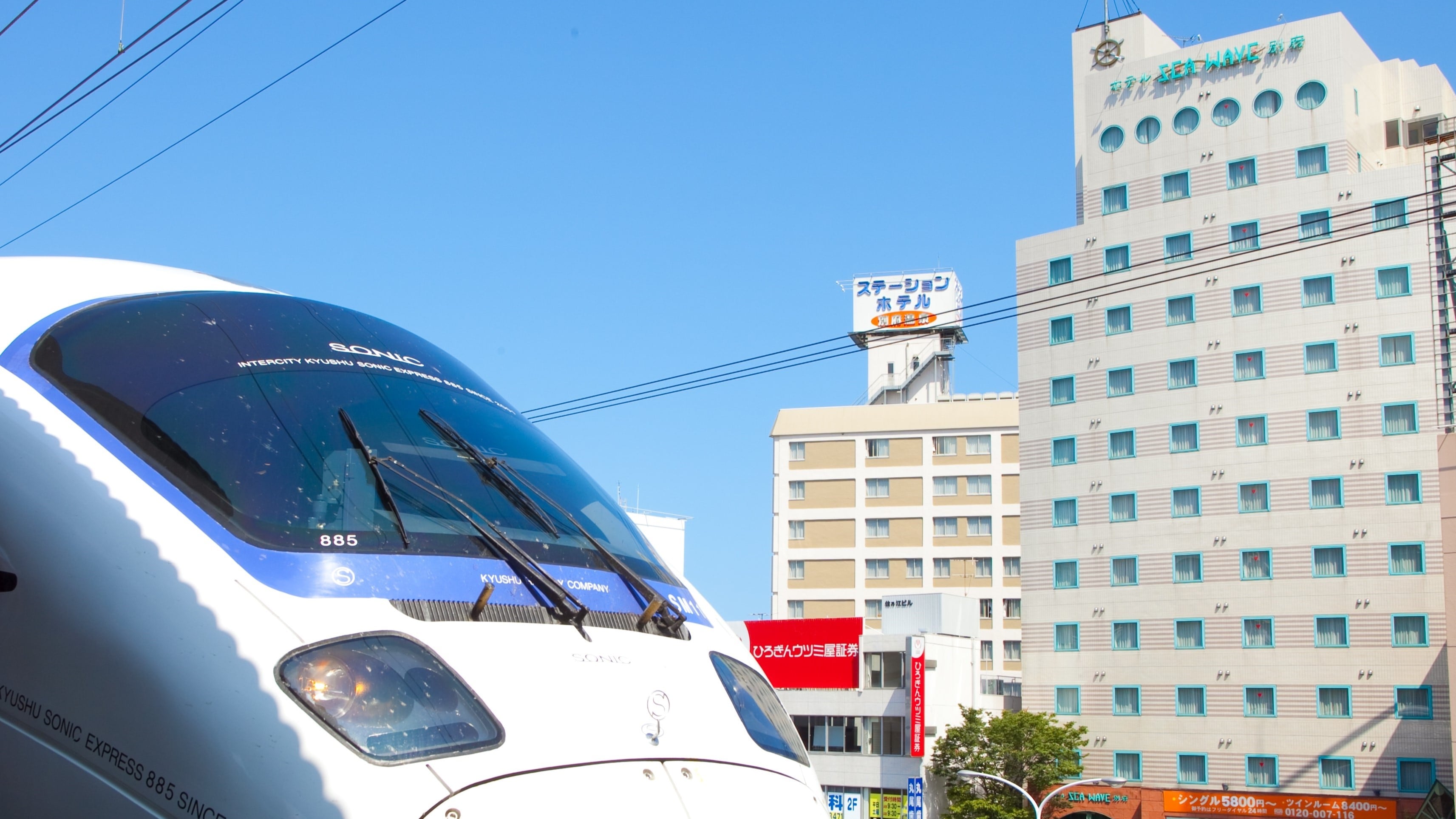 別府駅ホームより　ホテルを望む（停車中は白いソニック）