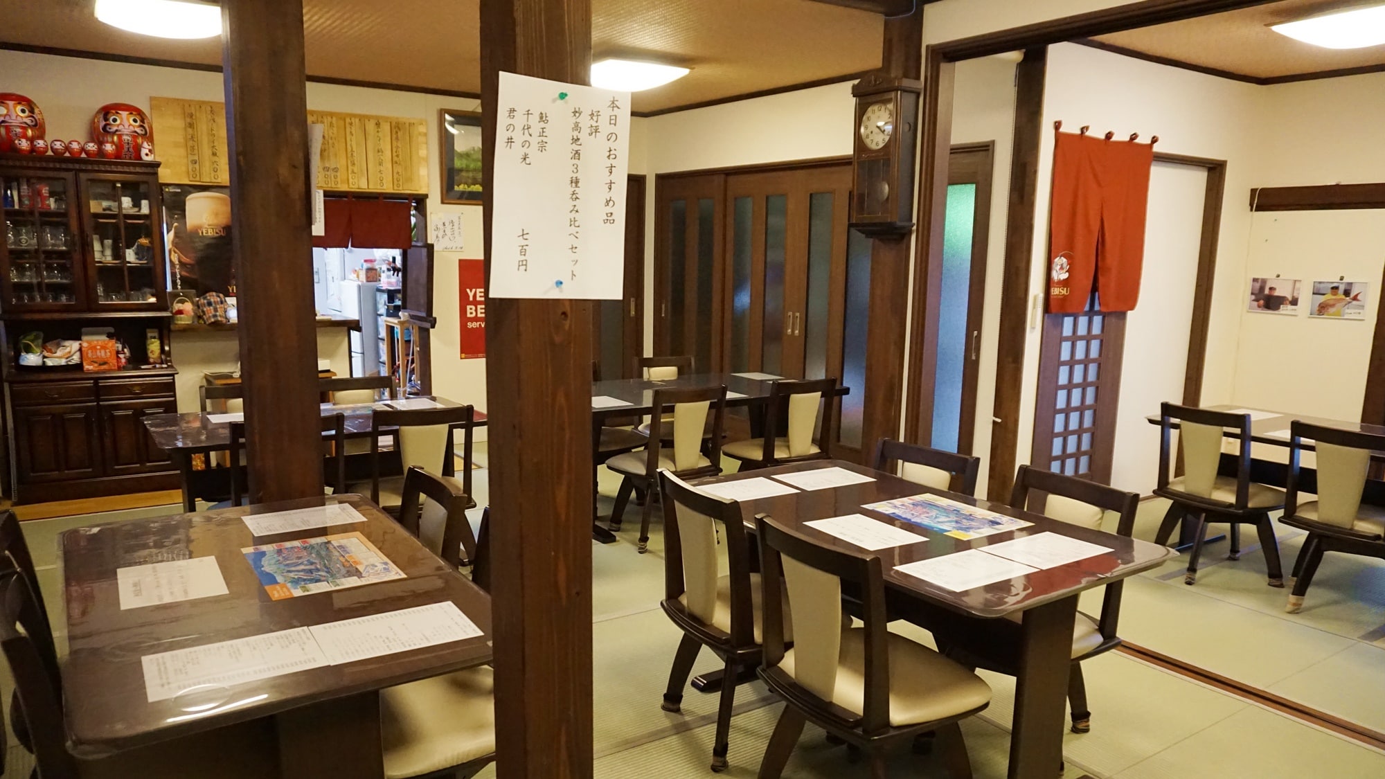 *Restaurant/An izakaya-style restaurant serving fish from the Sea of Japan and delicious sake from Niigata, a rice-producing region.