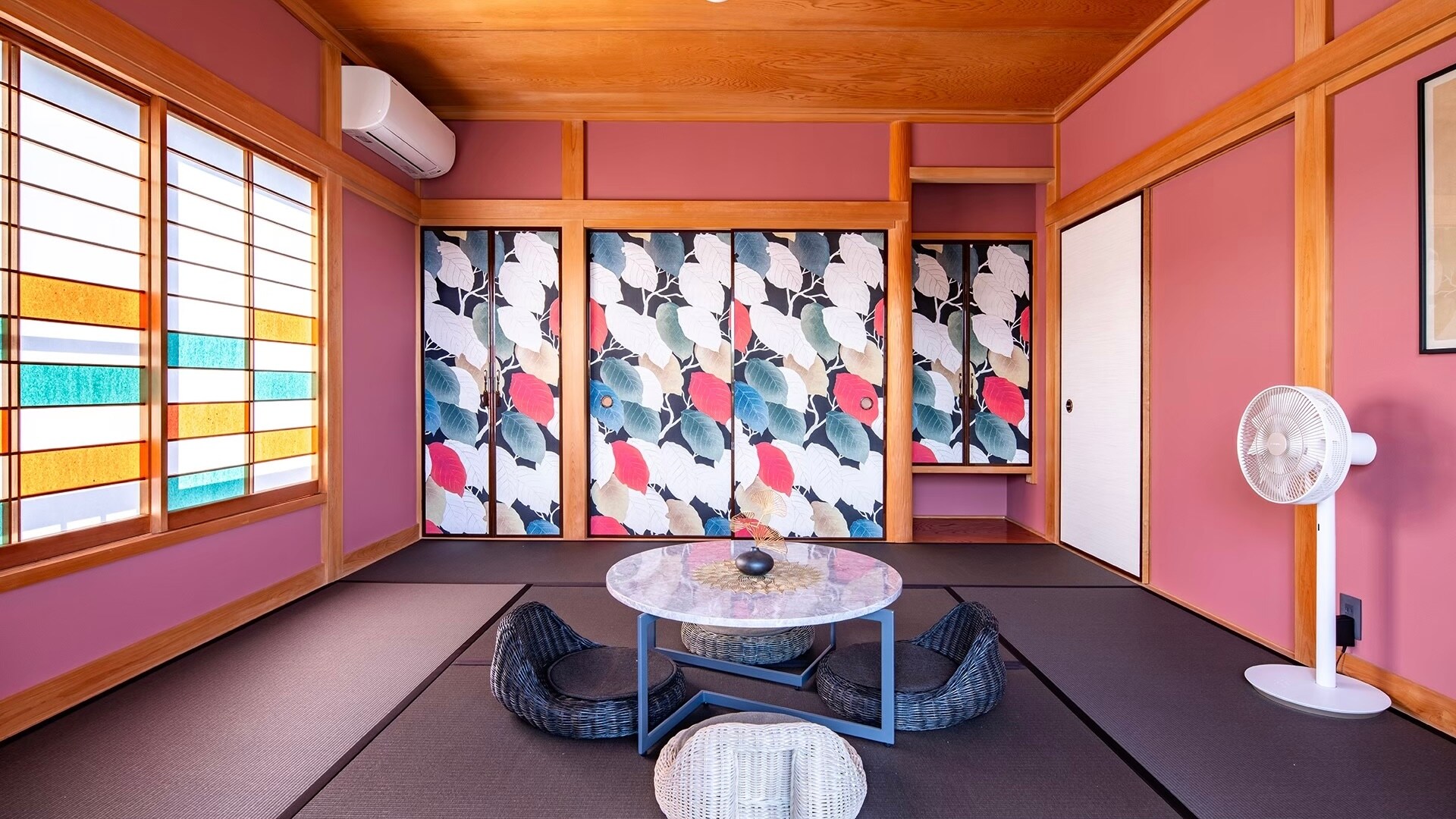 <Japanese-style room> The concept is "Taisho Romanticism." The interior is a mix of Japanese and Western styles, with vibrant colors.