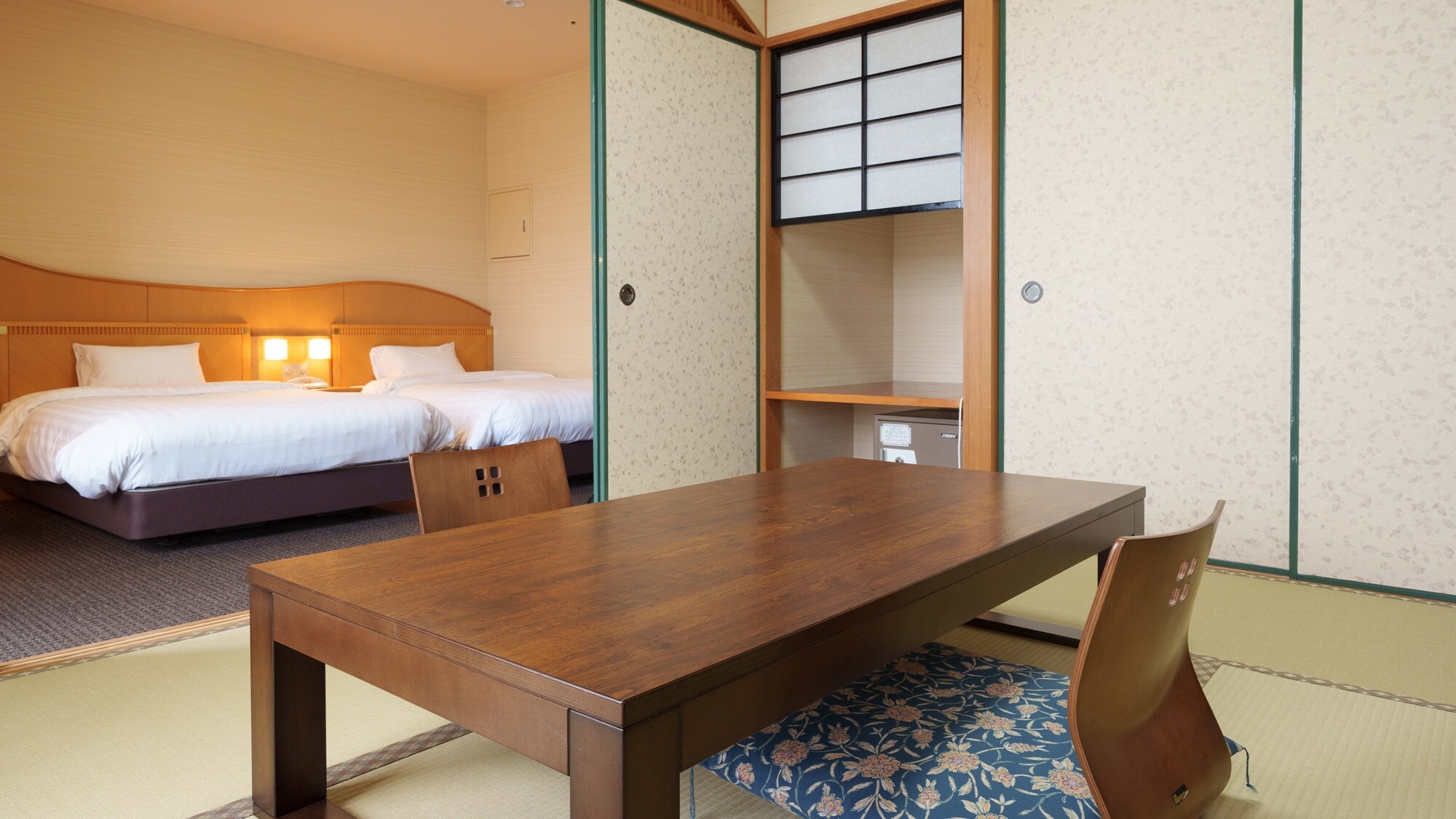[Deluxe Japanese-Western Room/Twin] This room combines a Japanese-style room and a Western-style room and is recommended for 3-4 people.
