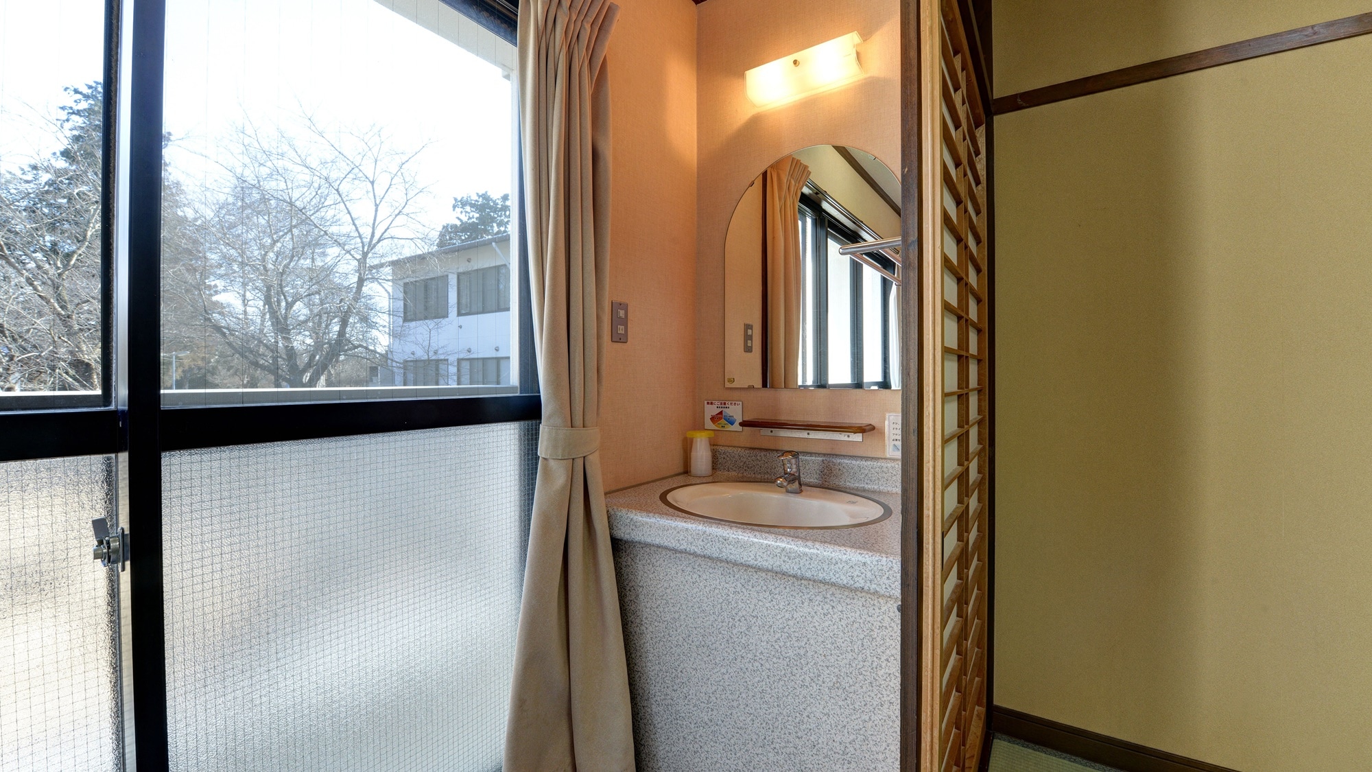 * [1F Japanese-style room 10 tatami mats] Washroom