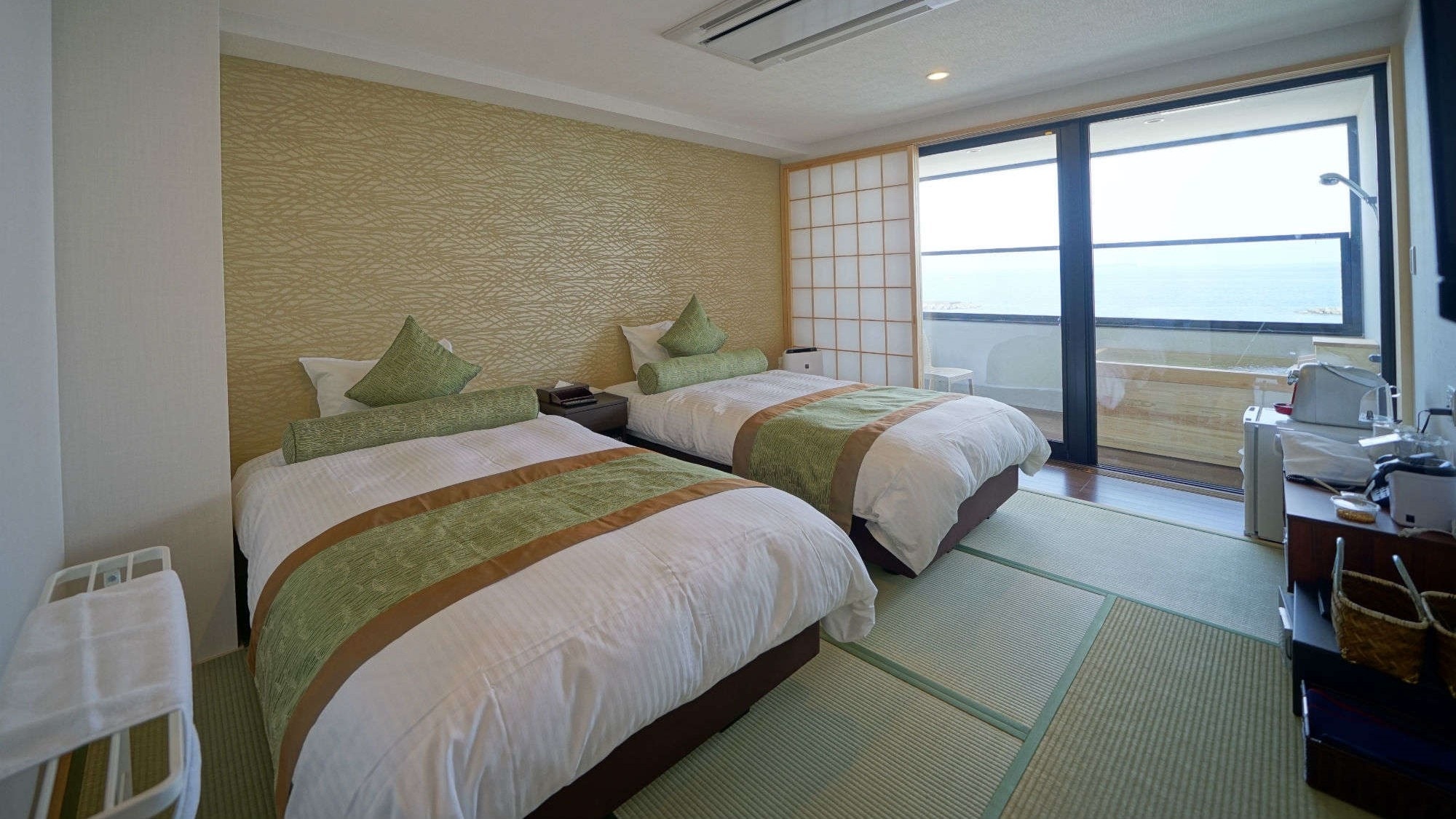 [Oceanfront with open-air bath◇Twin] The sound of the waves is soothing♪