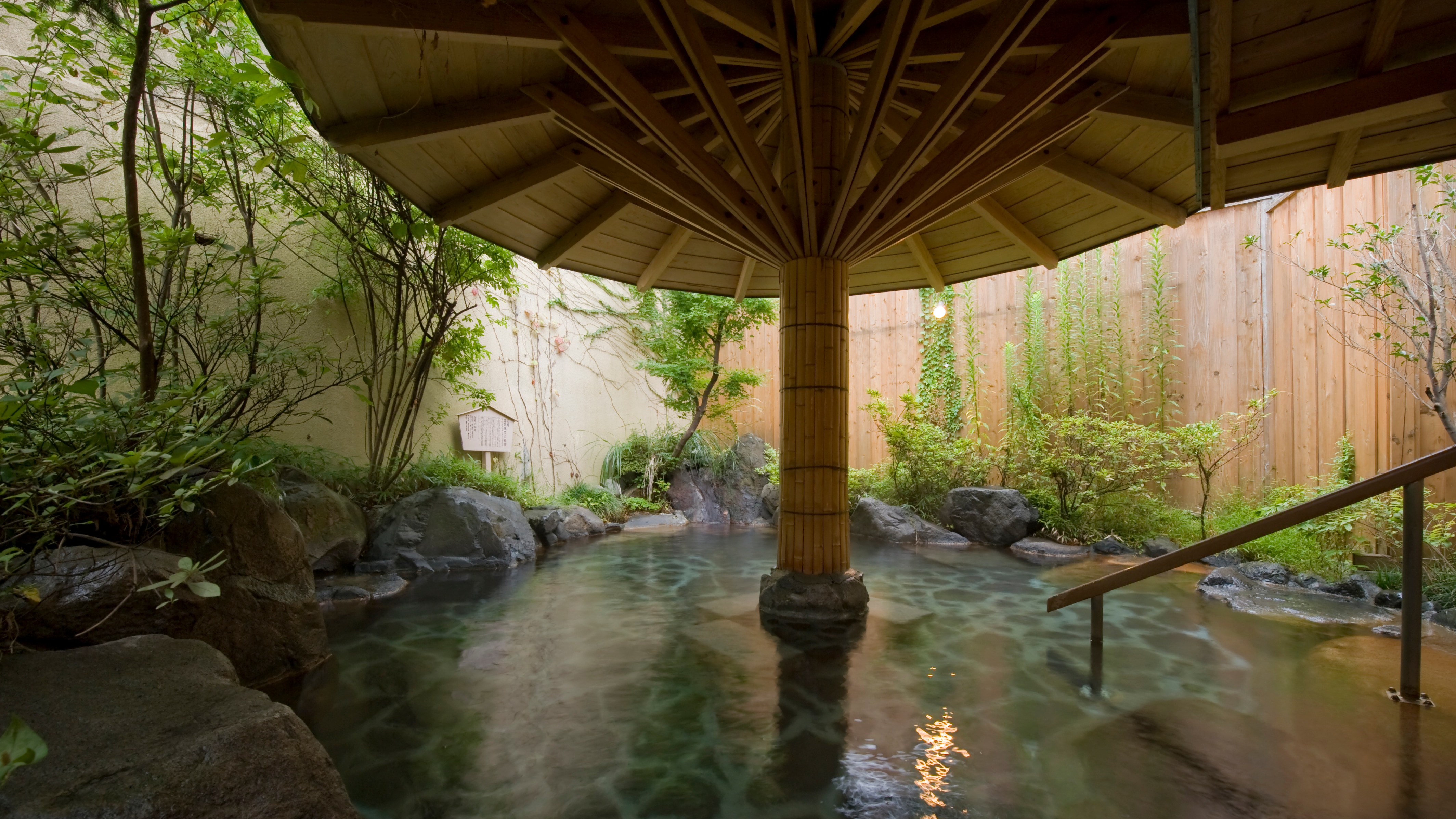 "Iroha no Yu" is a covered open-air bath