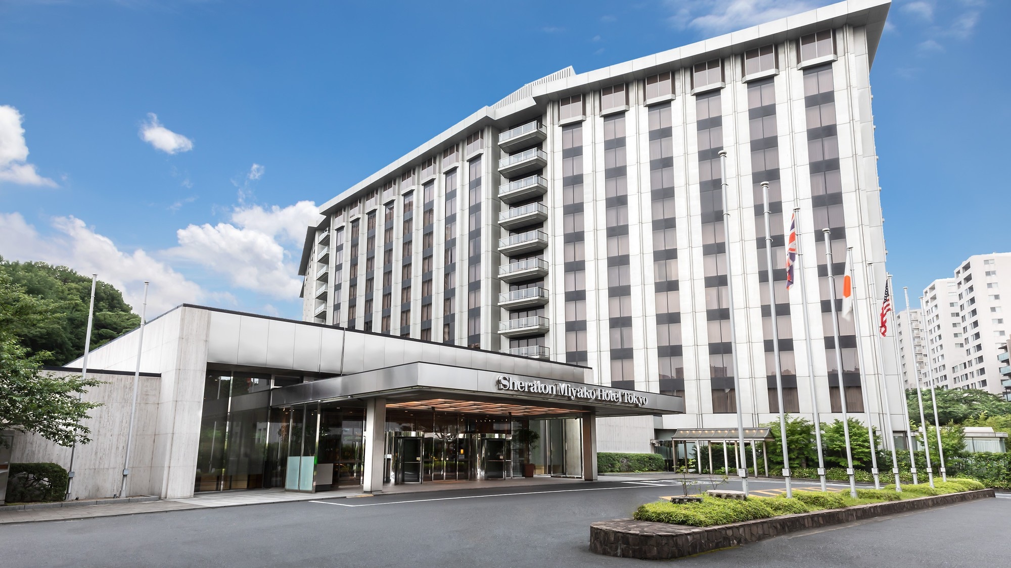 Hotel santai di kota yang tenang penuh dengan tanaman hijau, terletak di Shirokanedai.