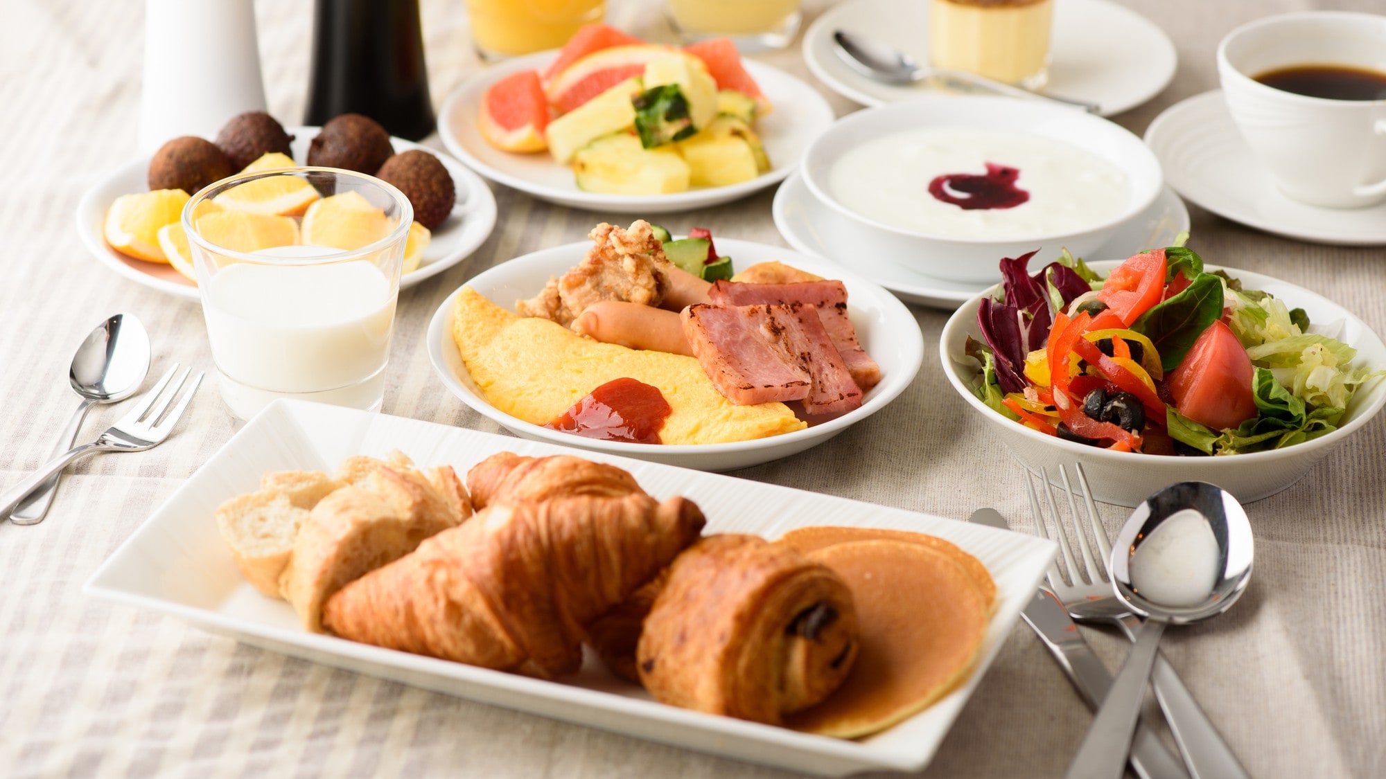 Breakfast buffet / image