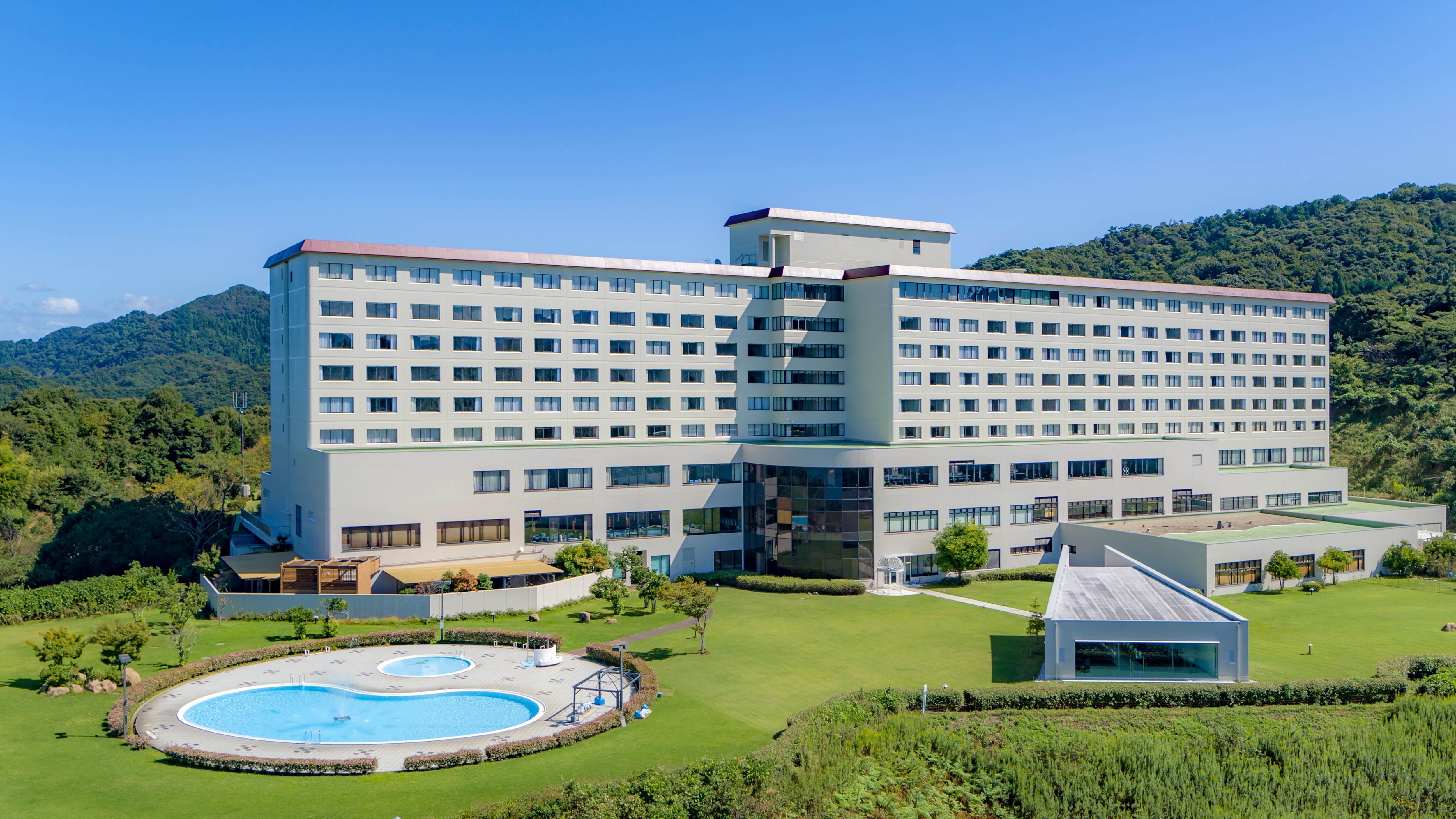 Contoh Eksterior / Eksterior Hotel. Sebuah resor besar yang terletak di sebuah bukit yang menghadap ke Amanohashidate dan Teluk Miyazu. Laut biru yang indah adalah harta Tango.