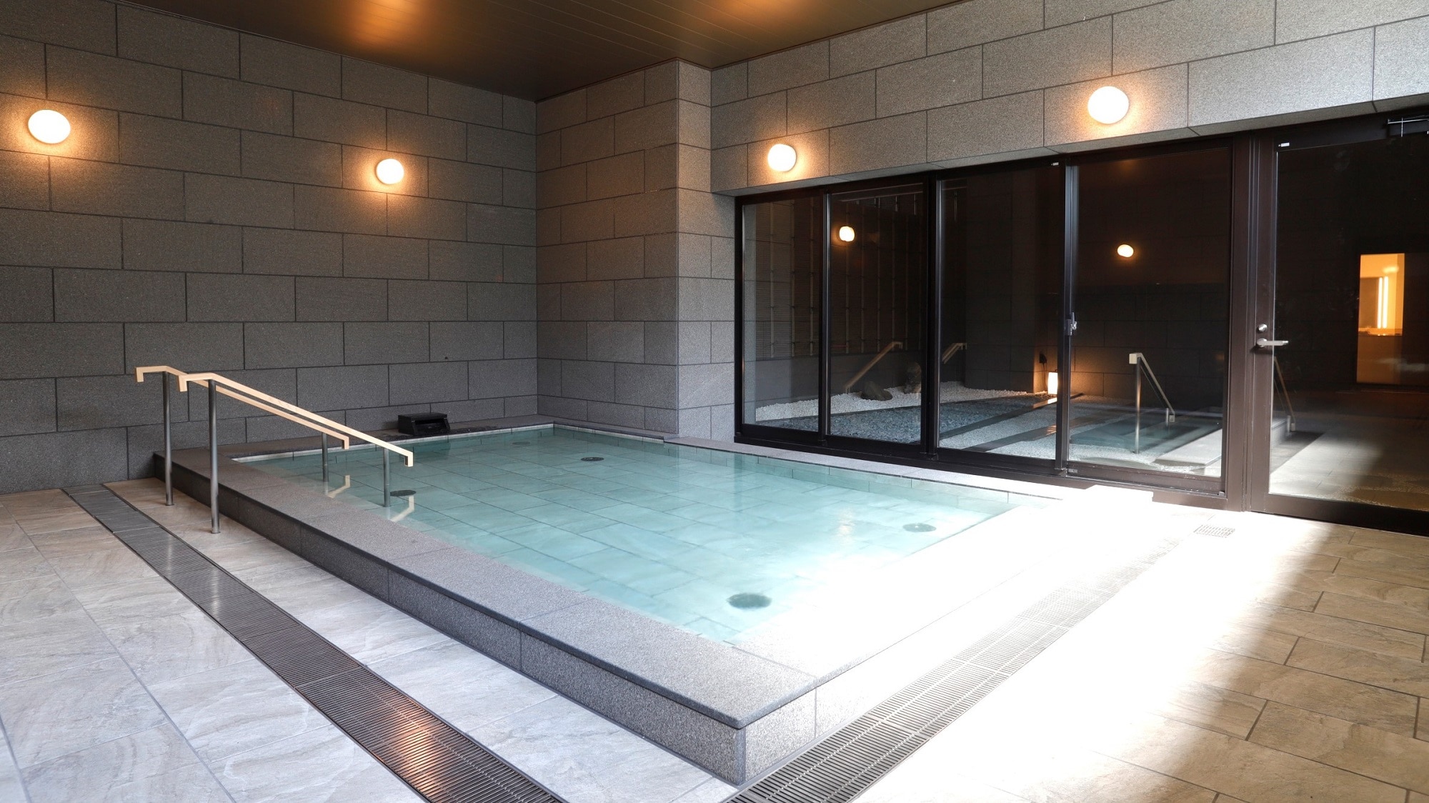 [Large communal bath] (Women's bath)