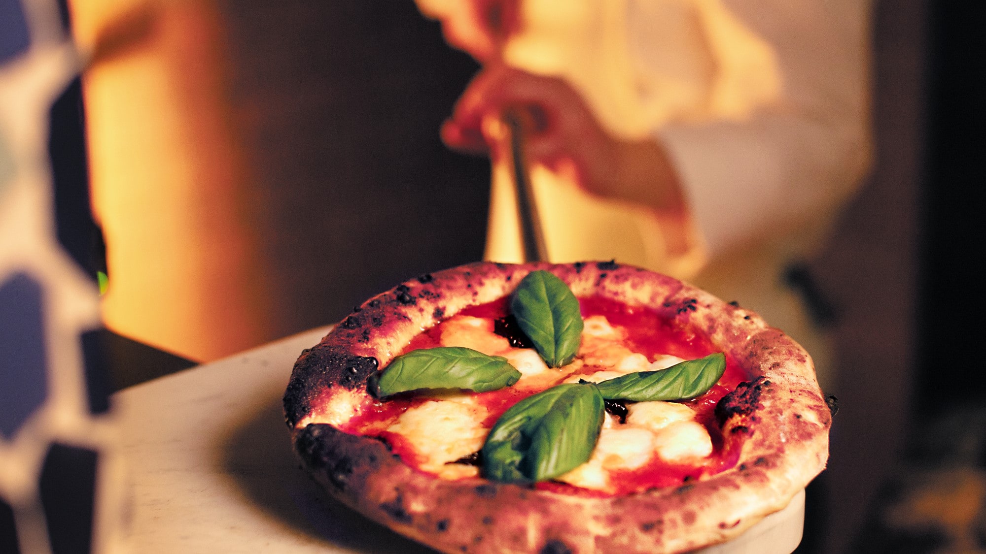 [Gambar sarapan] Nikmati pizza otentik yang dipanggang di oven kami.