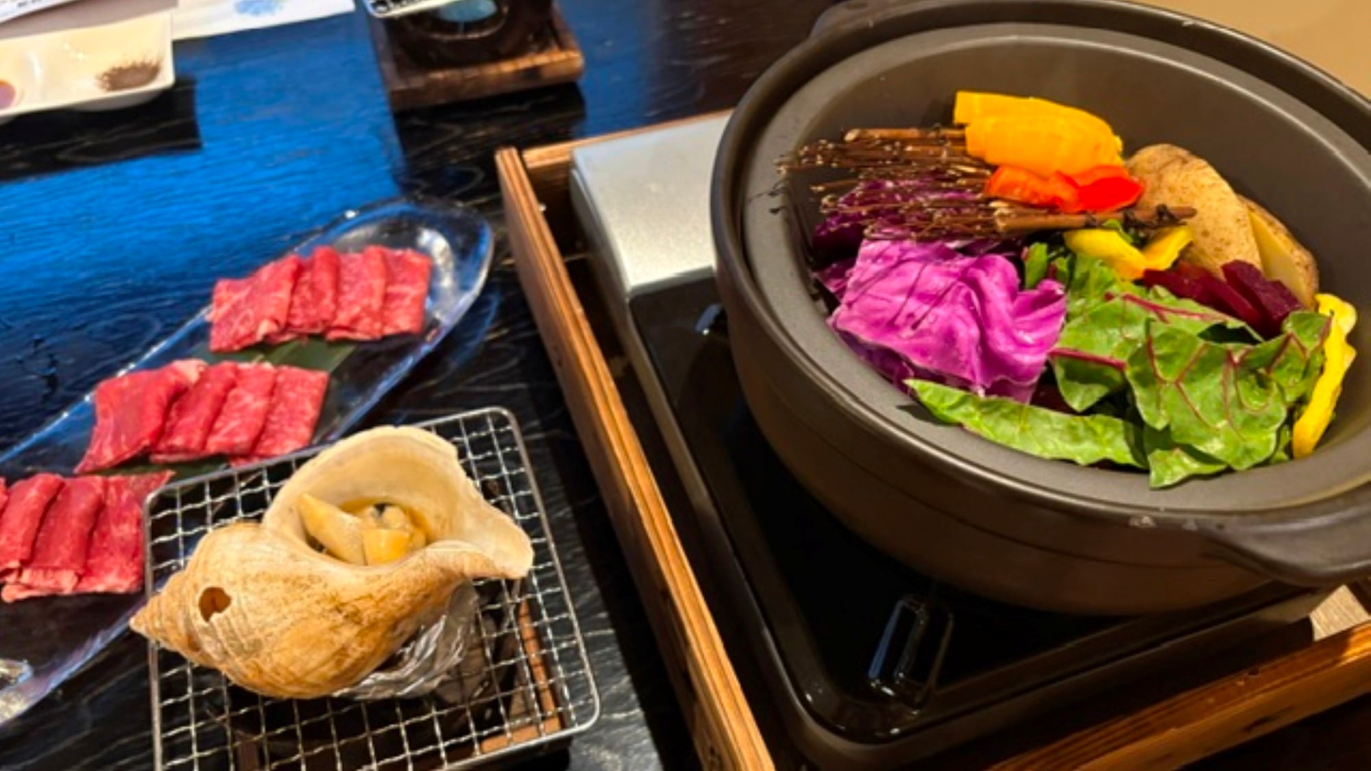 【사쿠라보/요리 일례】여름의 제철 야채의 냄비 찜에, 백로 소의 찐 샤브샤브, 쯔바 조개의 그물 구이를 준비 ※이미지