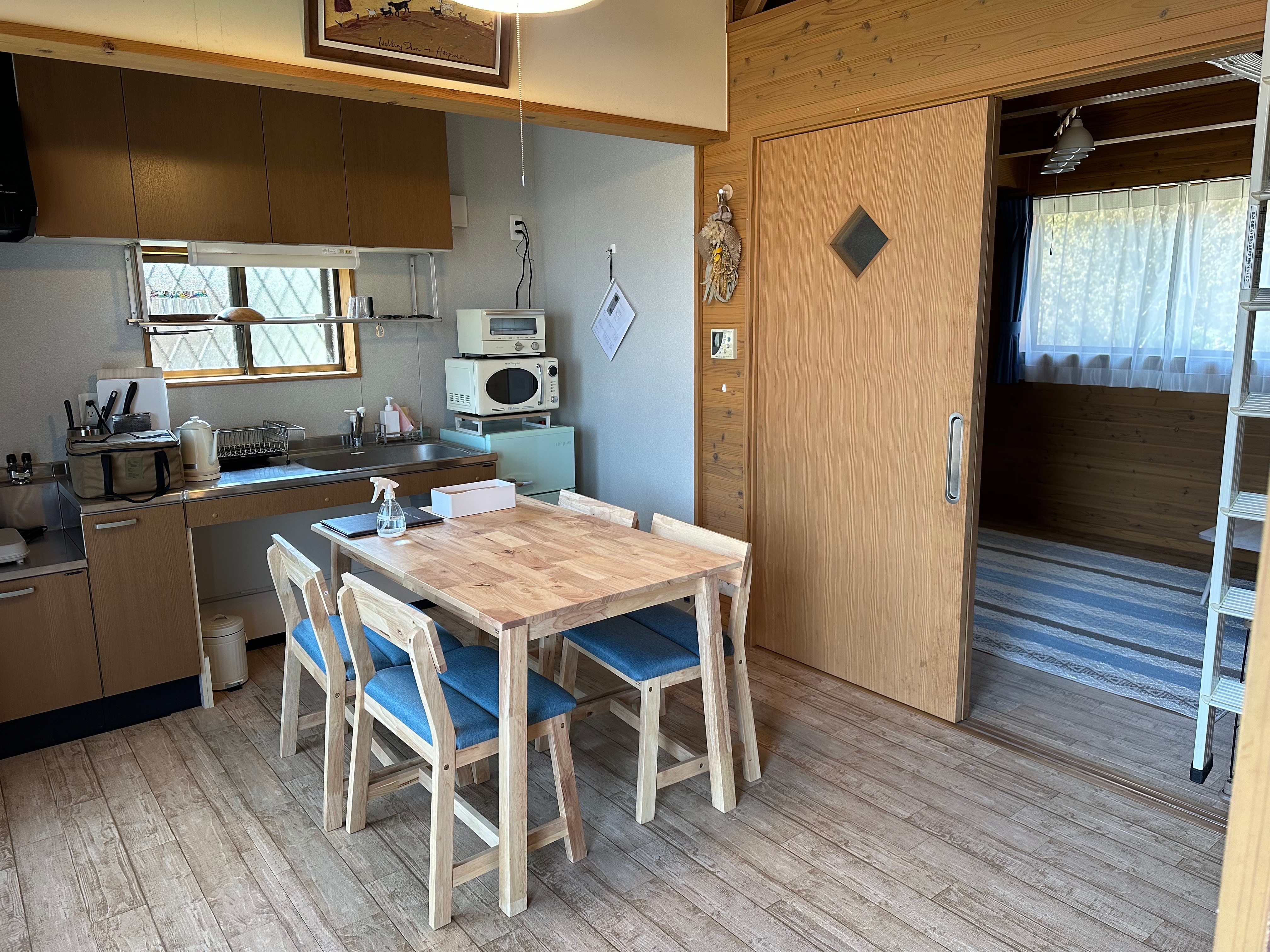 ห้องครัวพร้อมห้องรับประทานอาหารสำหรับสุนัขในกระท่อม