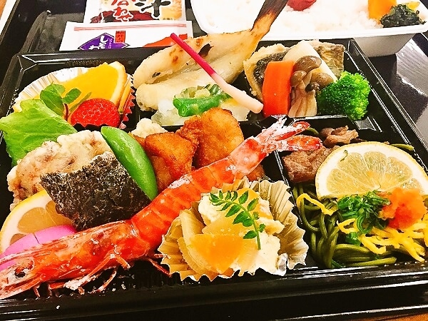 Kotak makan siang untuk makan malam yang menggabungkan spesialisasi Yamaguchi (* ^^ *)