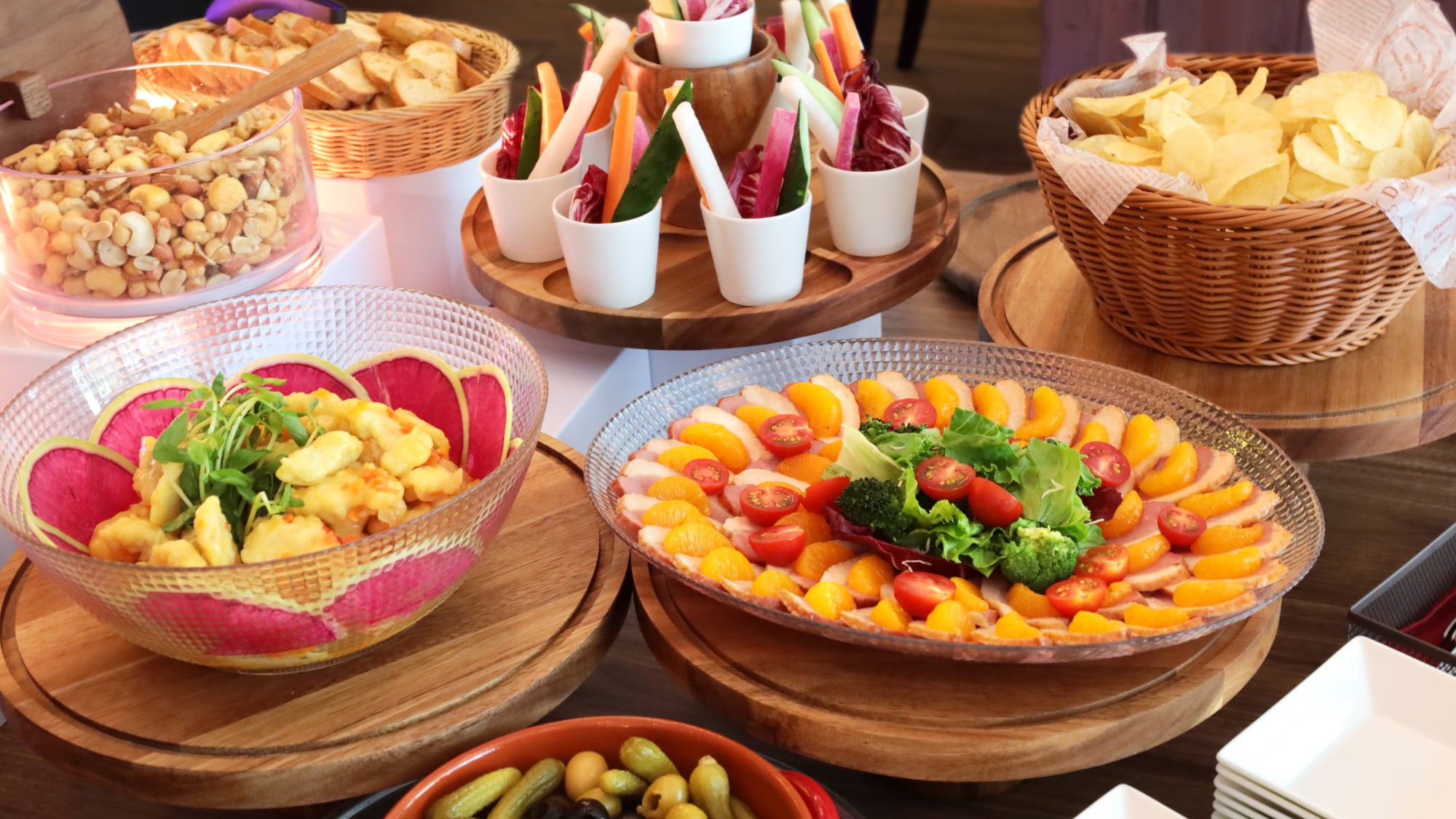 雞尾酒會時間：17:30-19:30 提供開胃小菜、點心、酒精飲料和軟性飲料