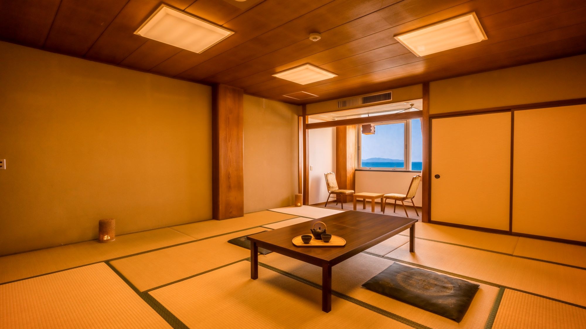 Standard Japanese-style room 13-14 tatami mats * Example of guest room