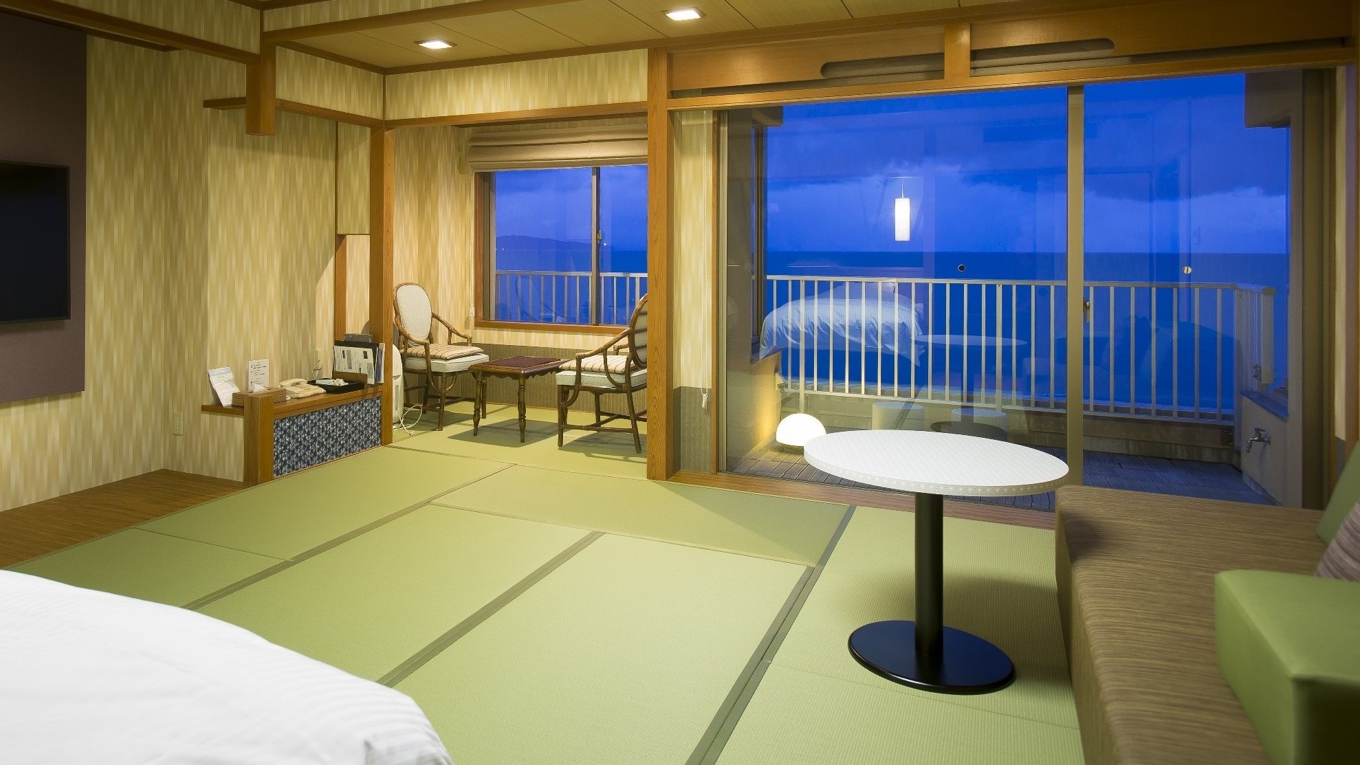 [Twin 70㎡ dengan pemandian terbuka, kamar sudut] Gambar kamar tamu dengan bathtub terbuka dan bathtub jacuzzi yang menghadap ke Oyama dan Laut Jepang