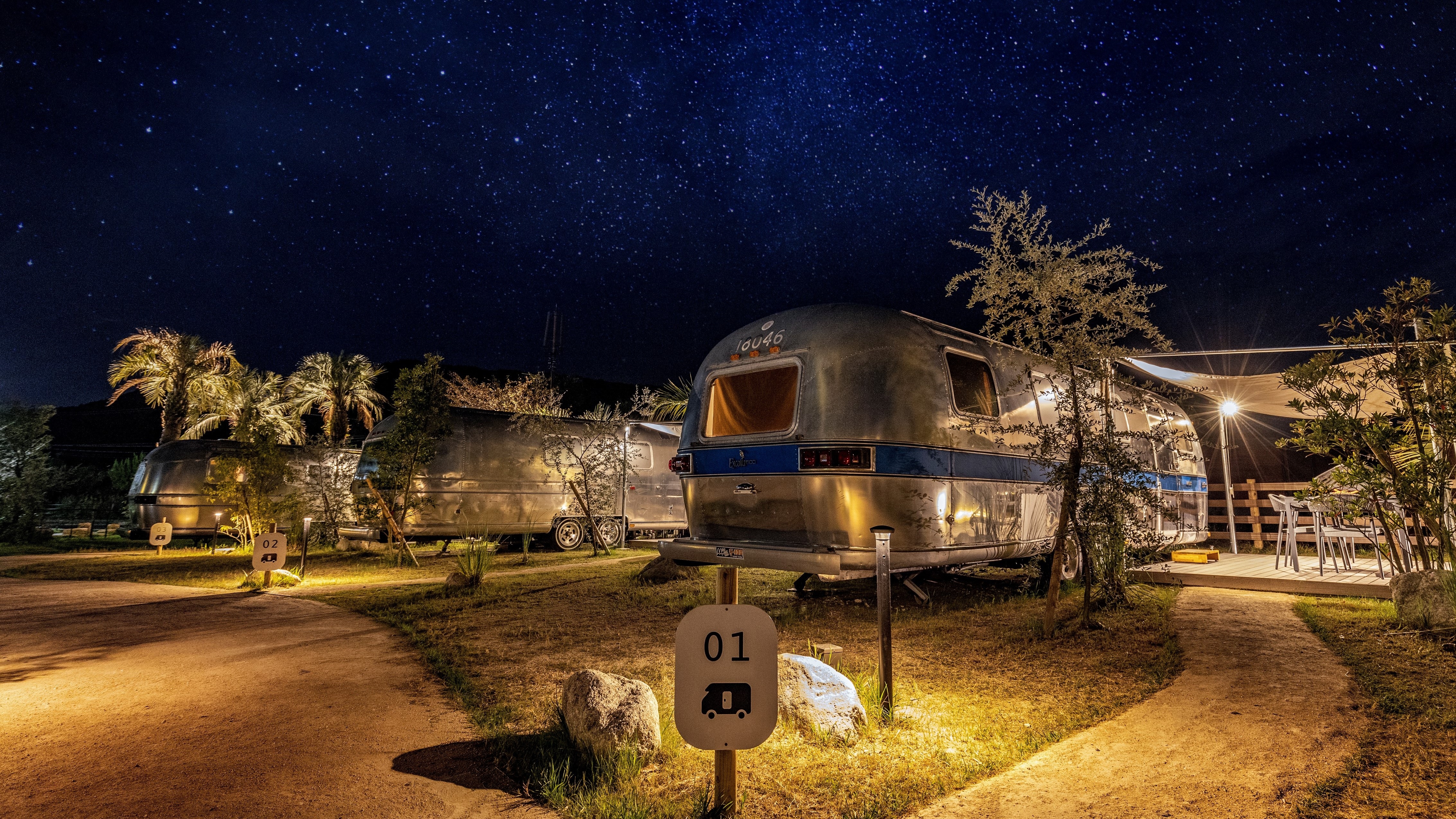 컴포트 RV(캠핑 트레일러) 밤