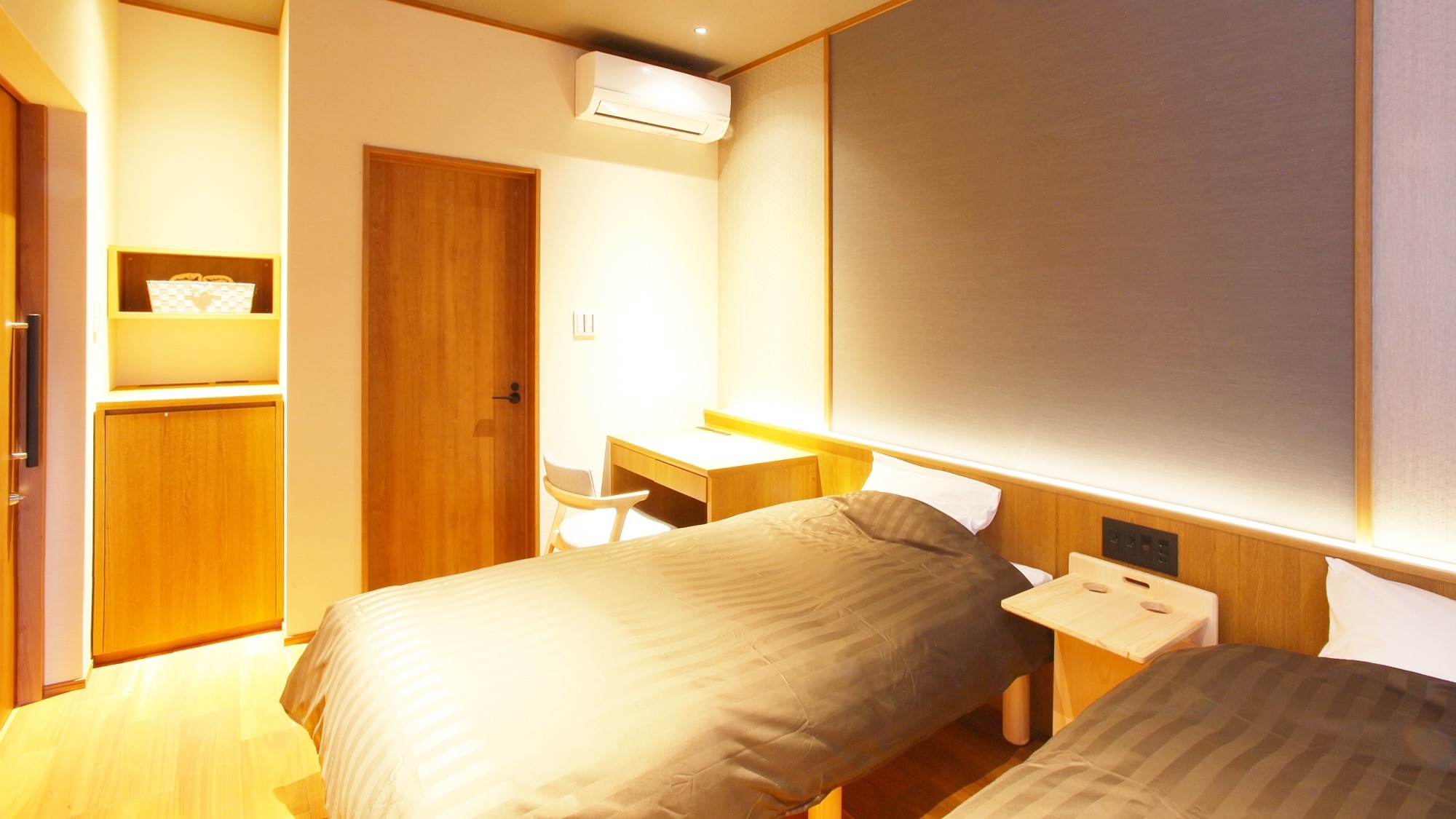 Standard Twin: Bedroom