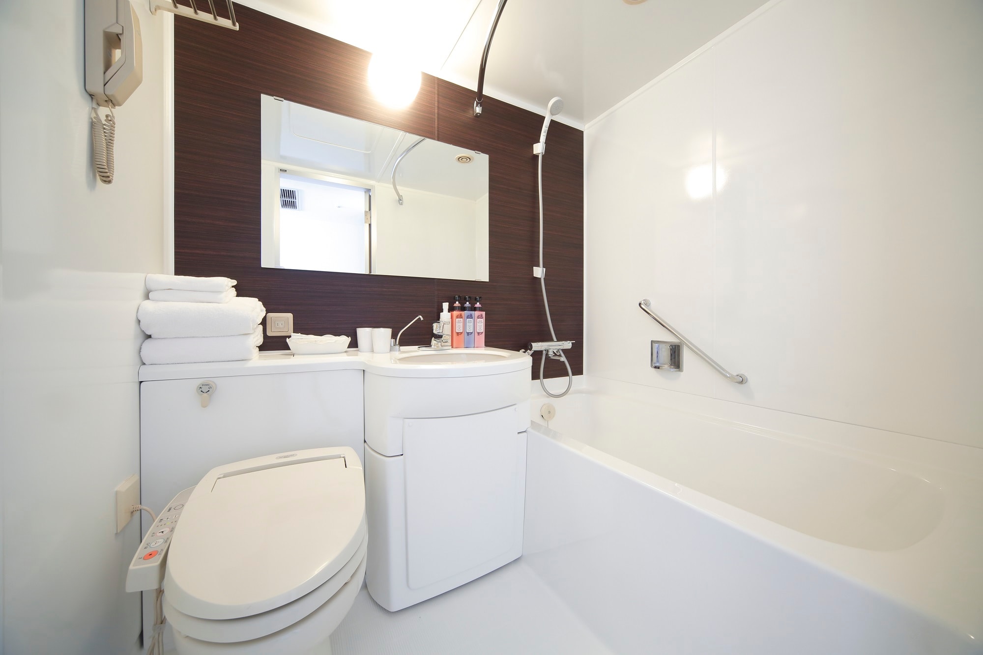 An example of a unit bath in a spacious room type