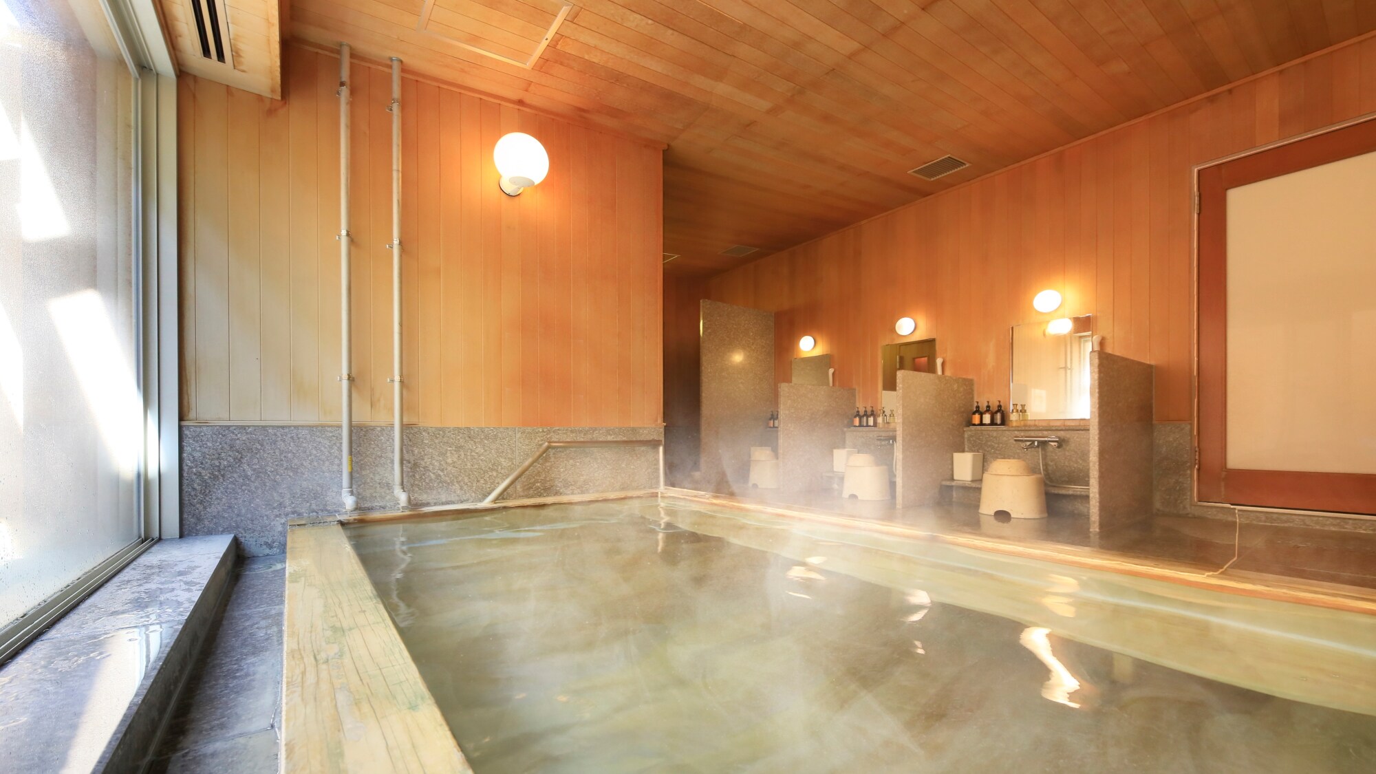 Large communal bath (men's bath) | Please take a rest in the bathtub where you can feel the warmth of wood.