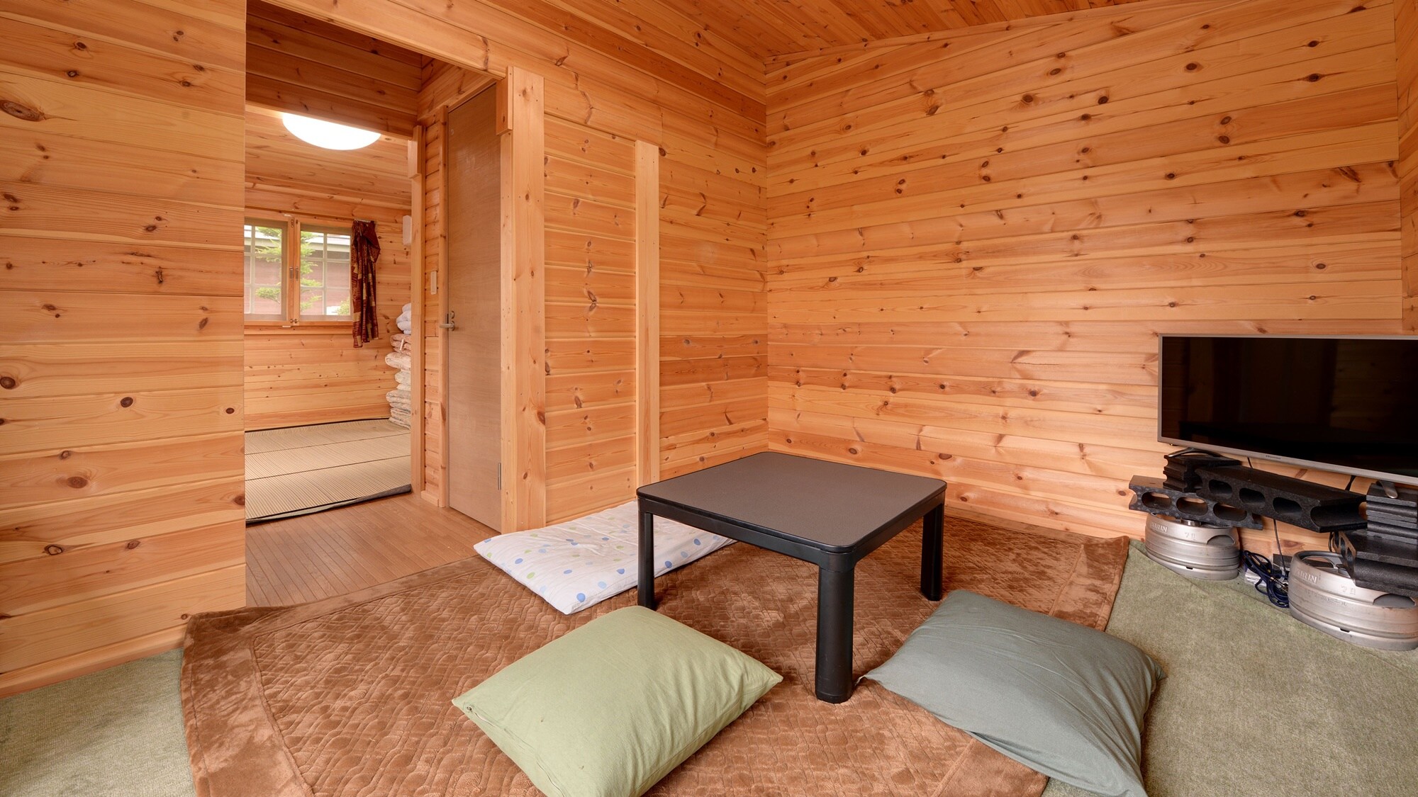 *[Log House/K] ภายในเป็นโครงสร้างแบบสองห้องเรียบง่าย