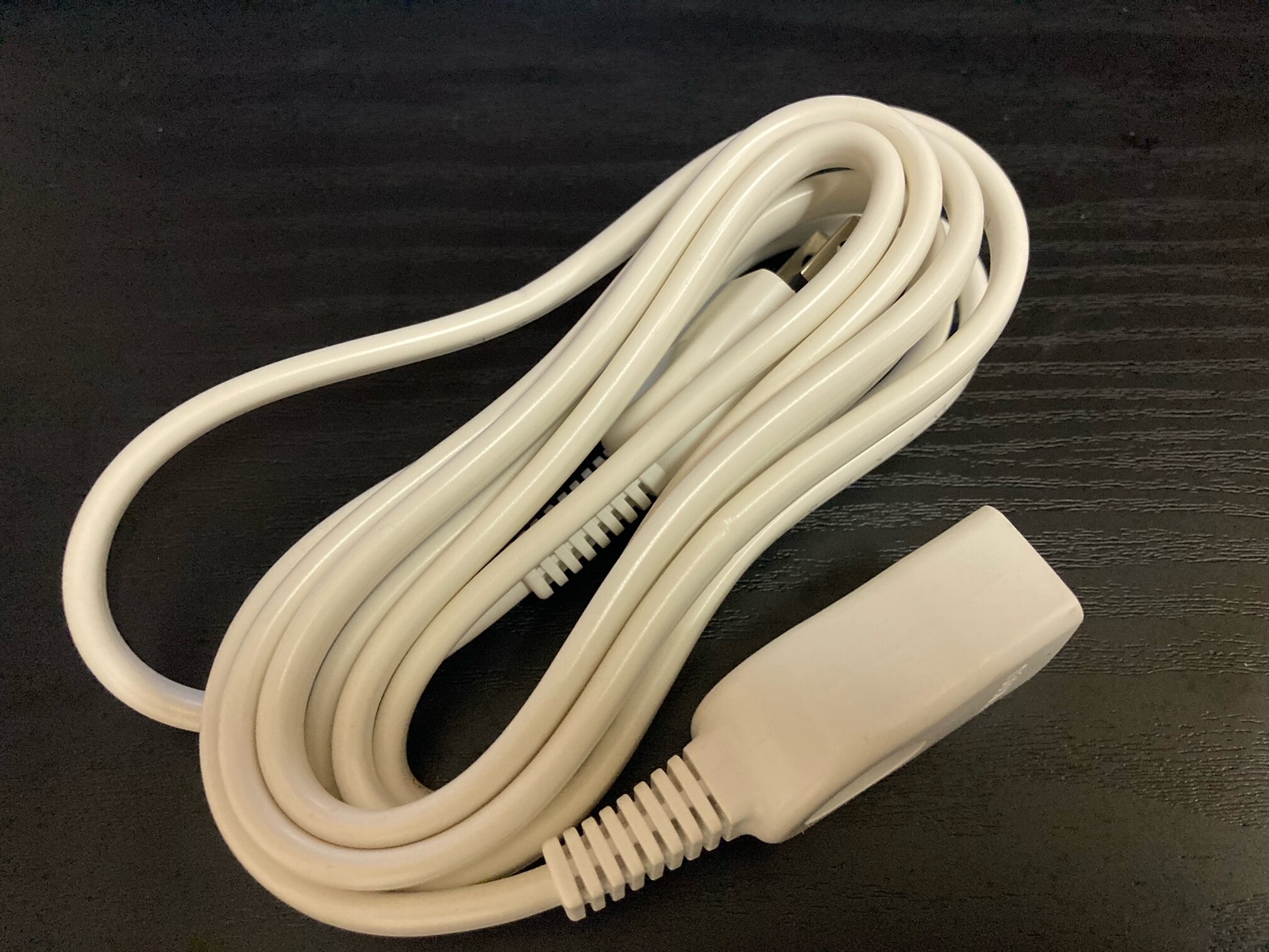 Kabel ekstensi juga tersedia. Untuk mengisi daya ponsel, komputer, dll.