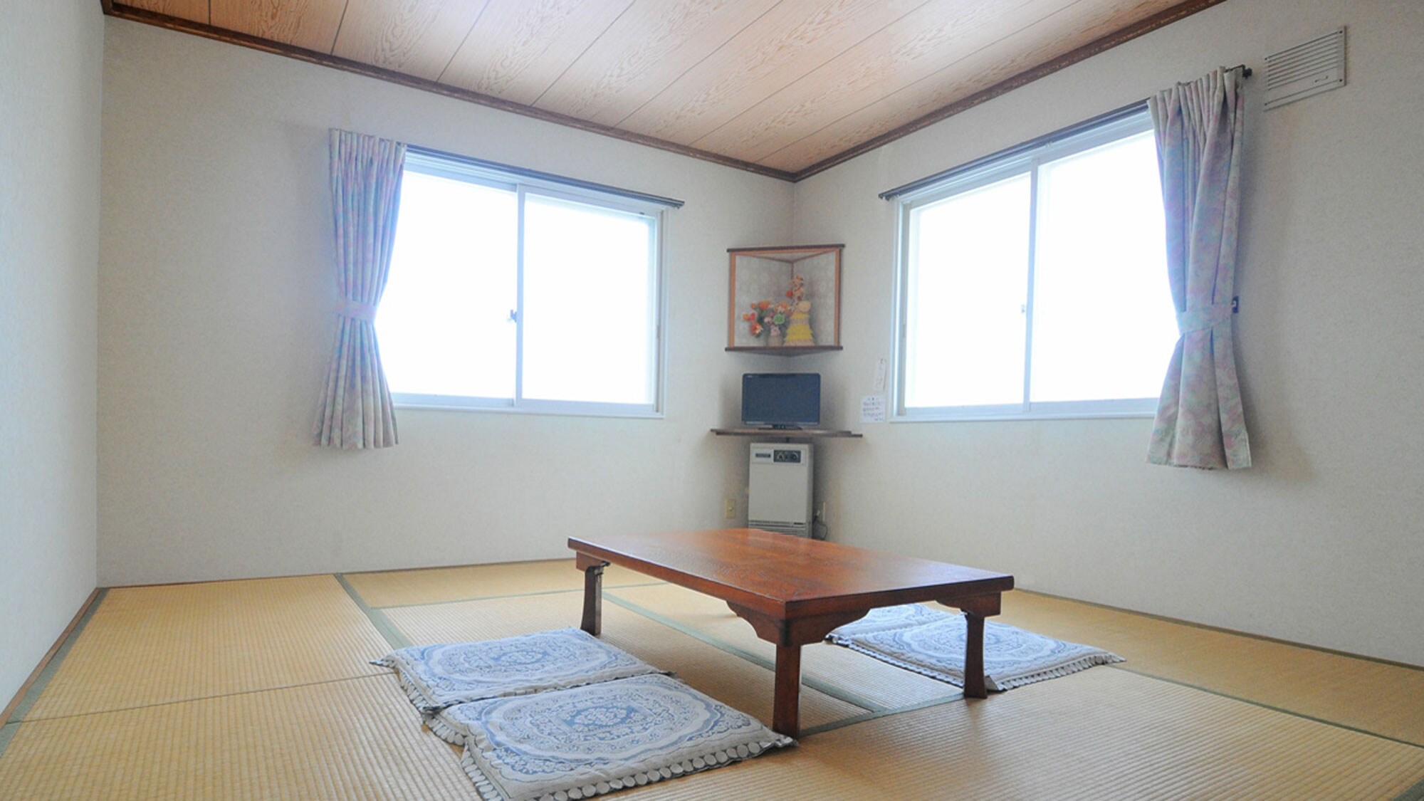 [Japanese-style room for 4 to 5 people] Recommended for traveling with friends and for family use ♪