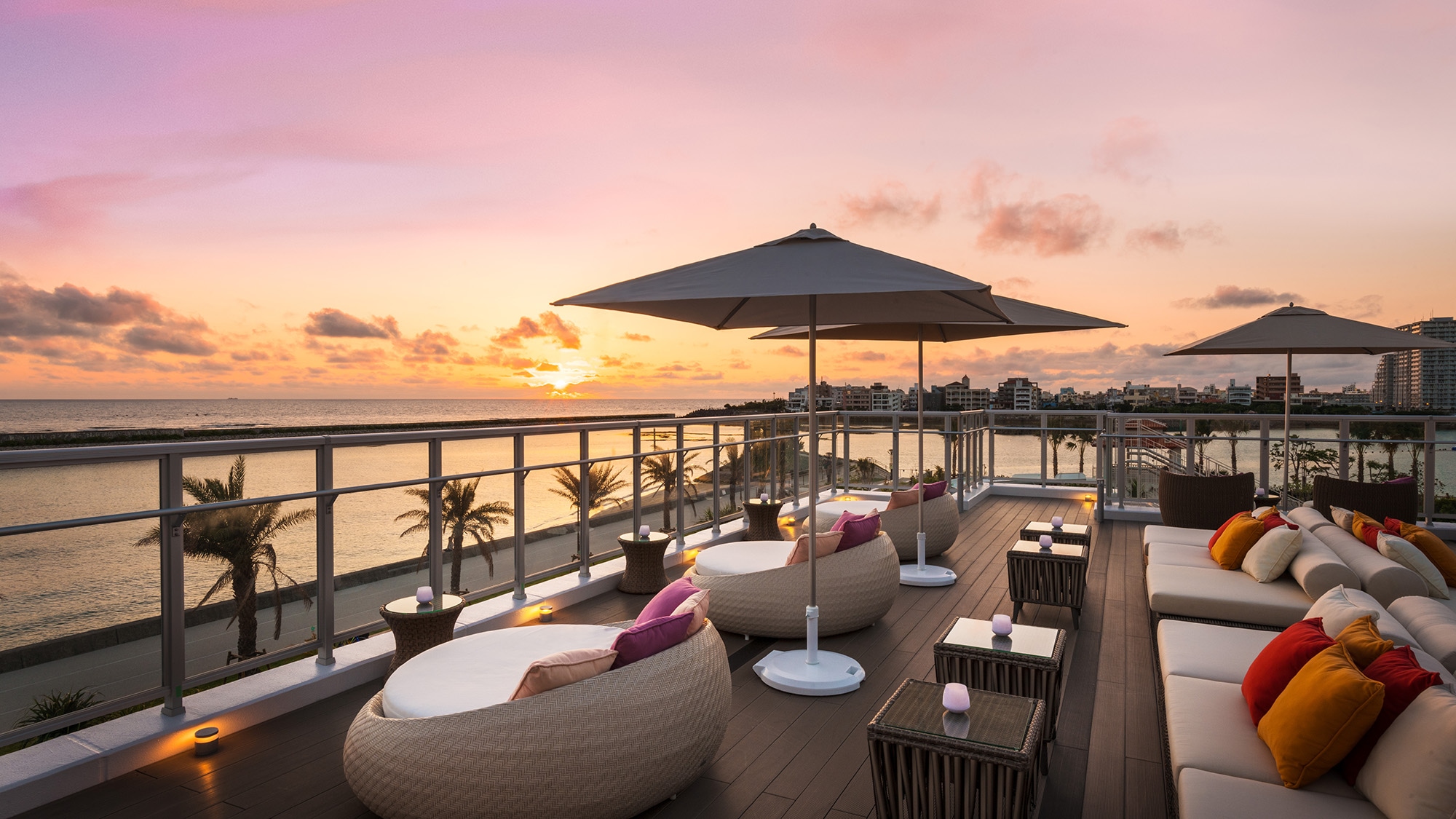 [43 West Rooftop Bar] A spectacular location overlooking Chatan's beautiful west coast!