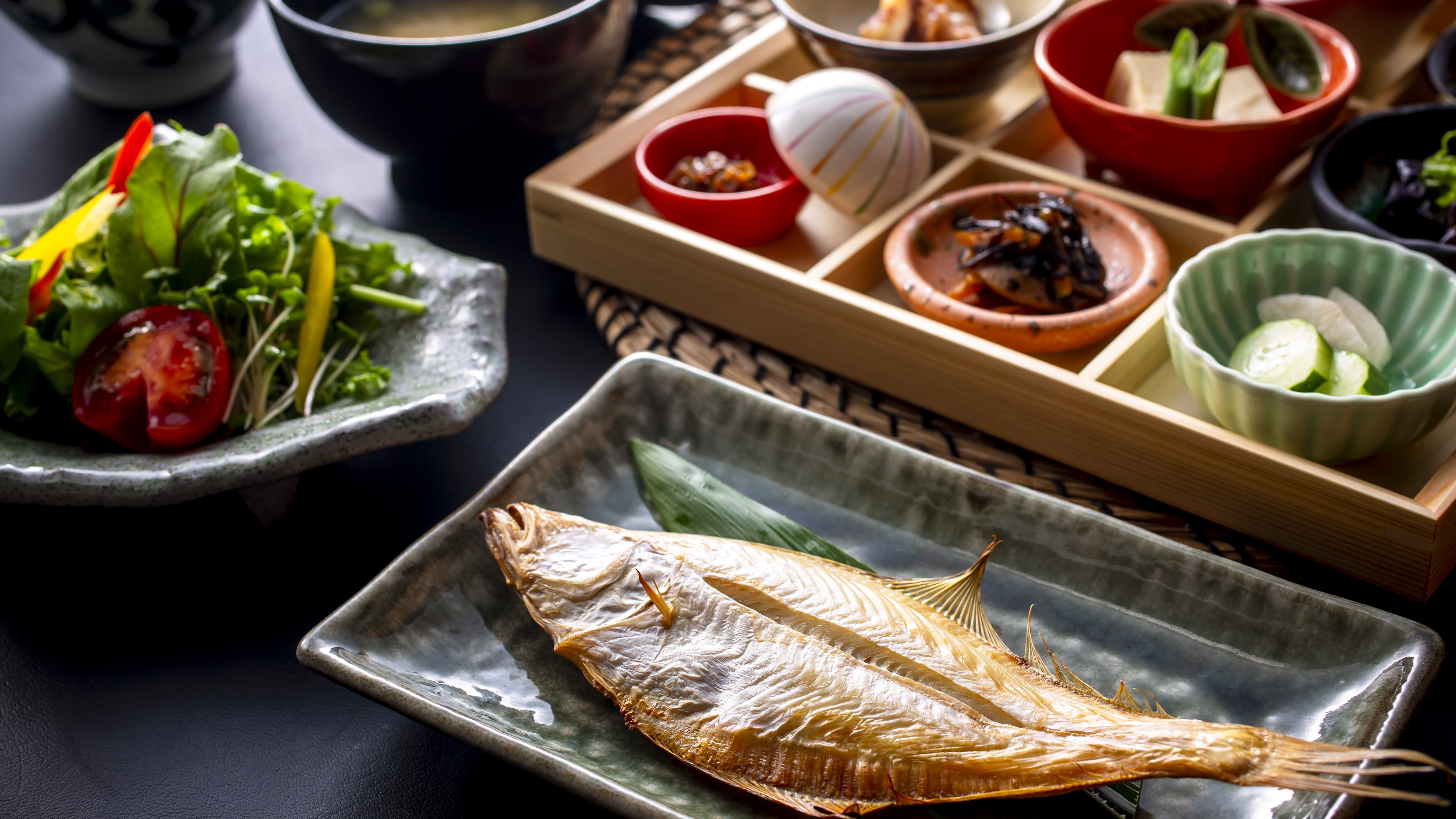 [Breakfast] The main ingredient of Daikichi's breakfast is rice. He savors the taste of his homemade Koshihikari rice, which has firm, sweet grains!