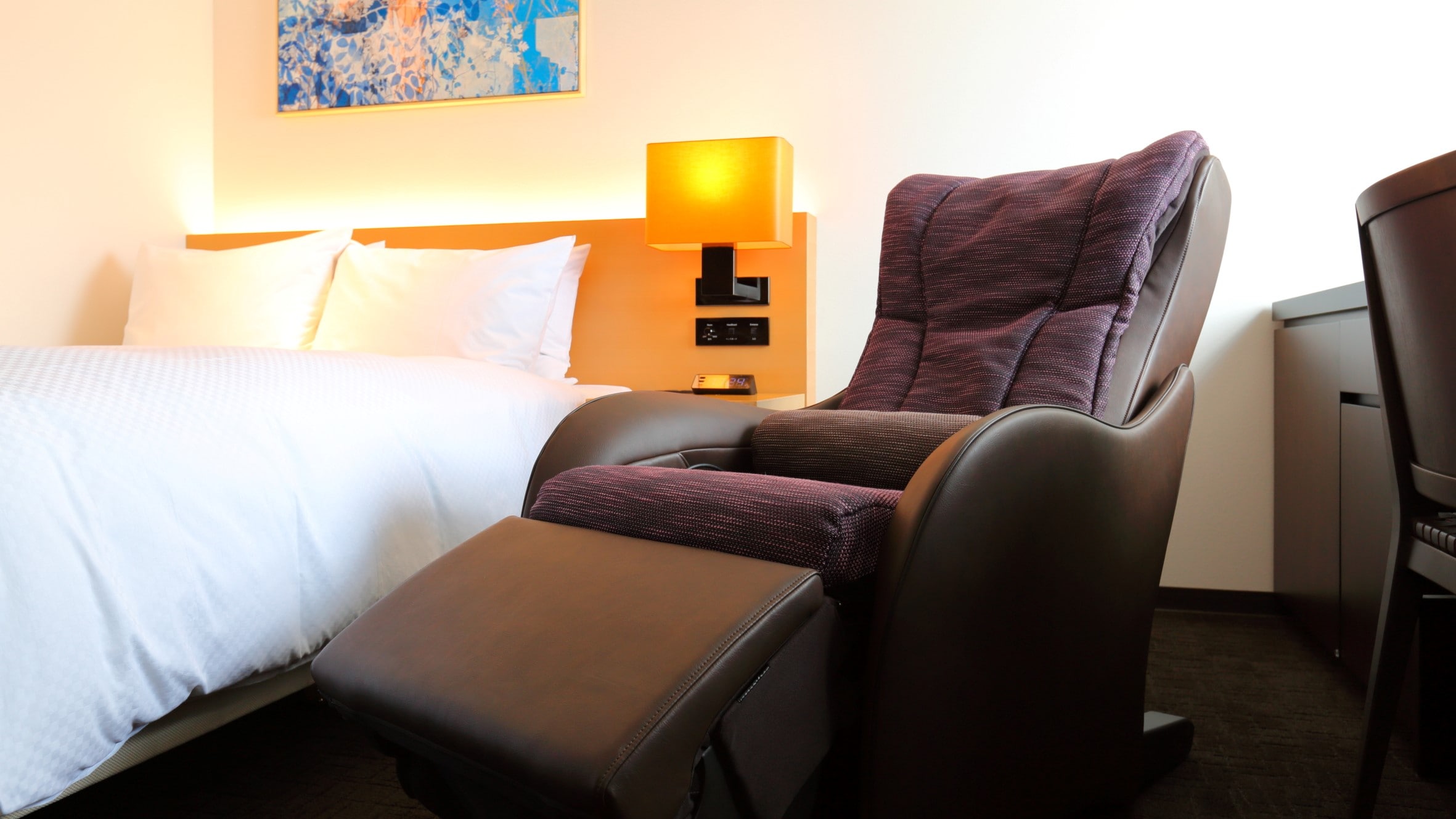 Heal the tiredness of your trip with a healing double / massage chair