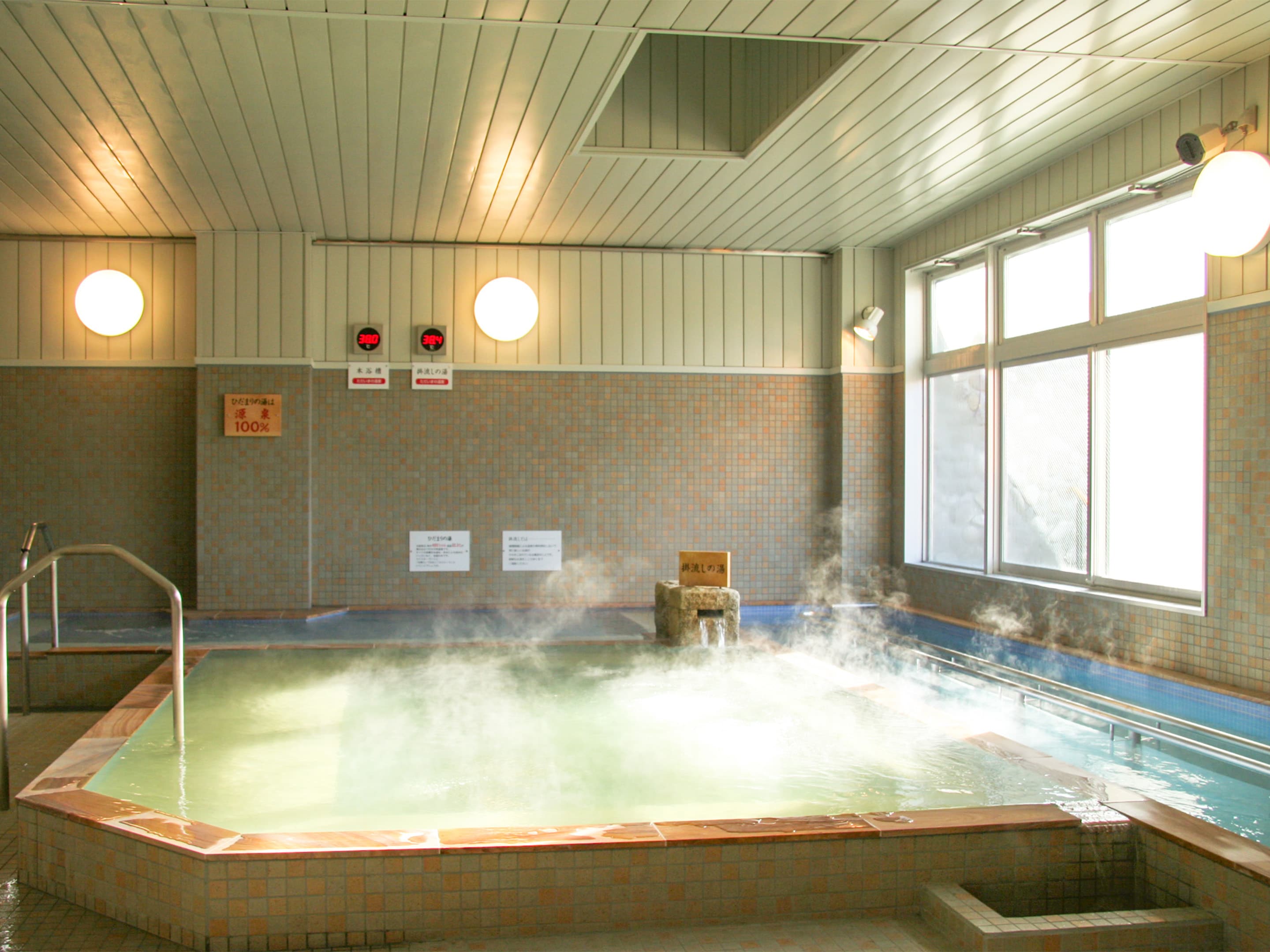 ・ The hot springs of this hotel soften the dead skin cells and smooth the skin.