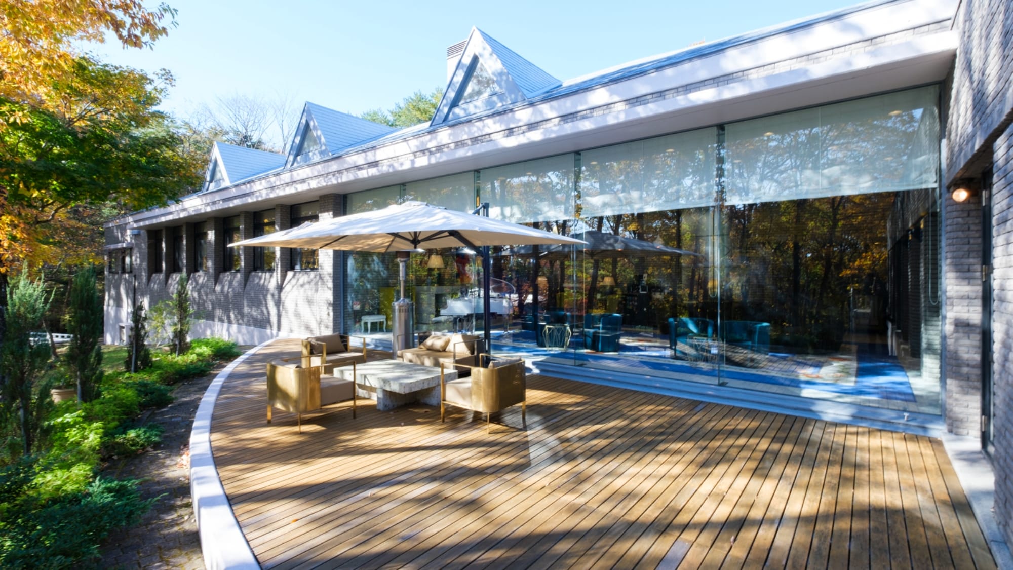 The spacious wooden deck that continues from the lobby is designed to link with the natural surroundings.