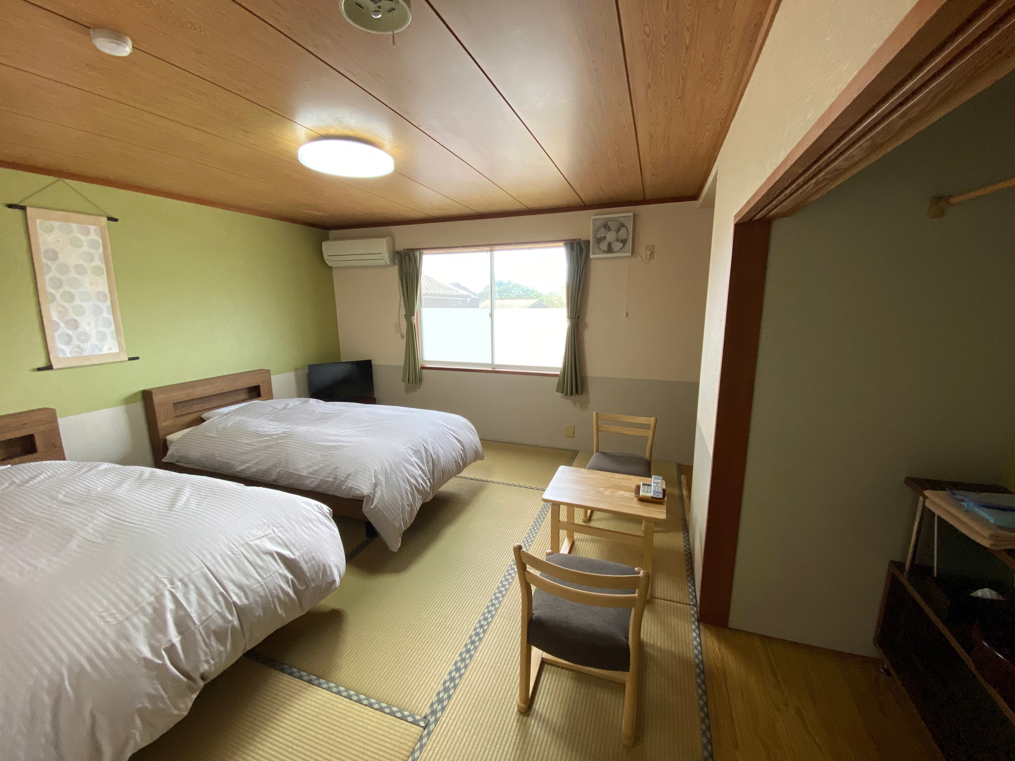 Japanese-Western style room (8 tatami mats)