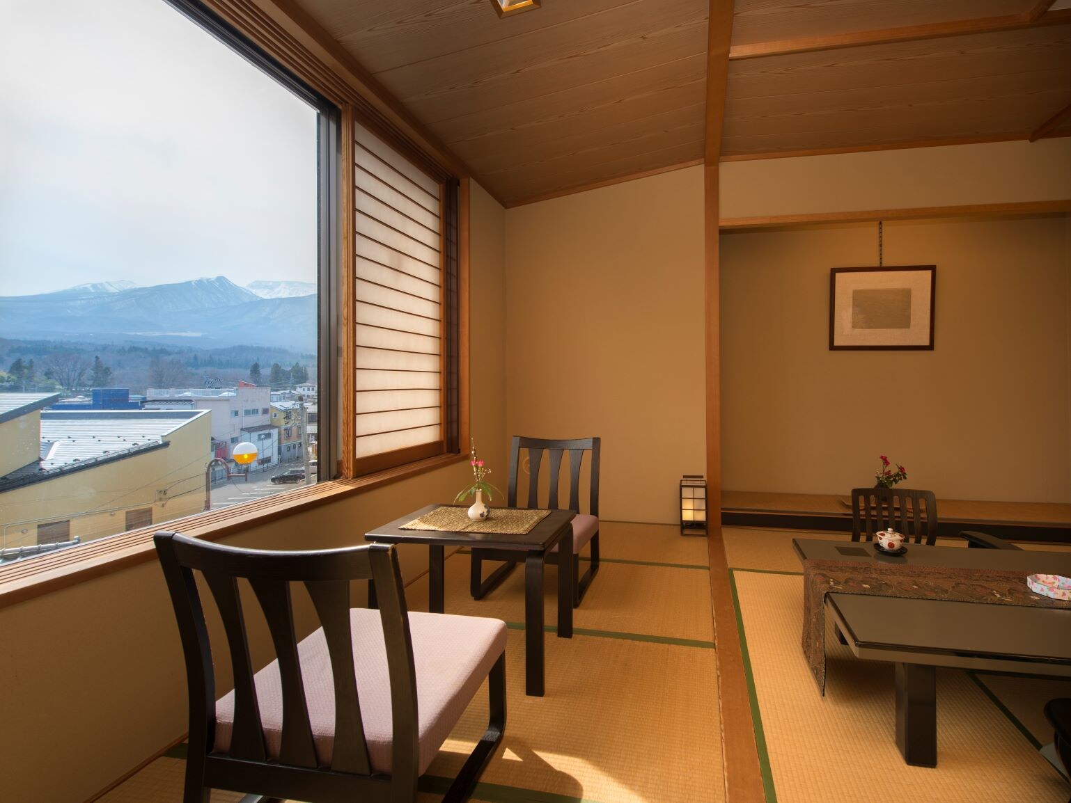 Kamar tamu bergaya Jepang dengan pemandangan panorama pegunungan Zao [East Building]
