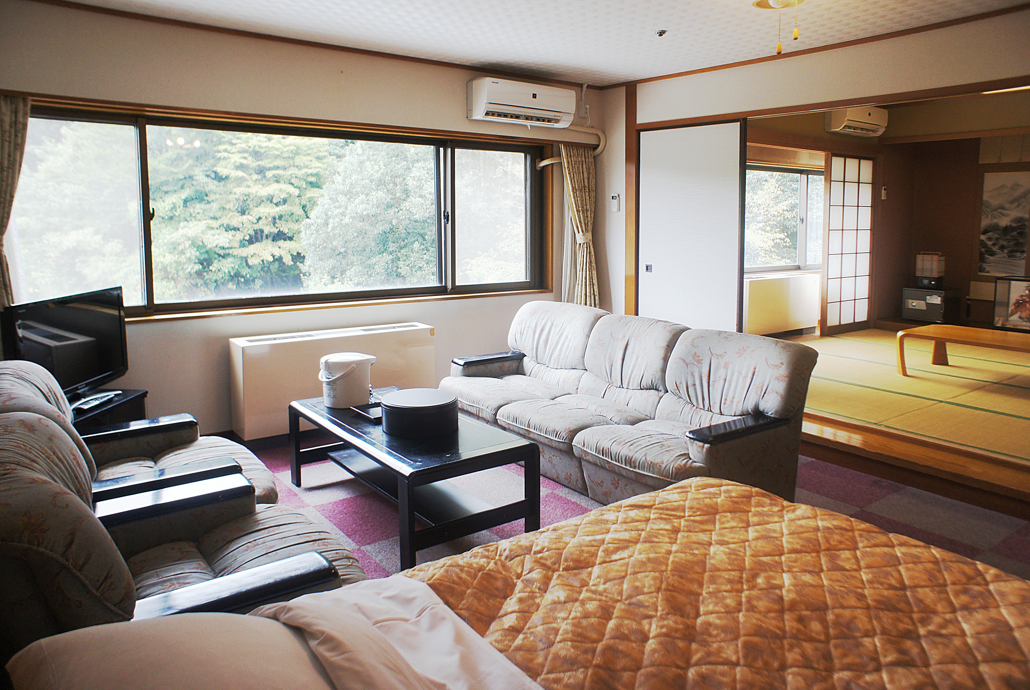 [Limited to 3 rooms] Japanese and Western rooms [8 tatami mats + twin] (42 square meters)