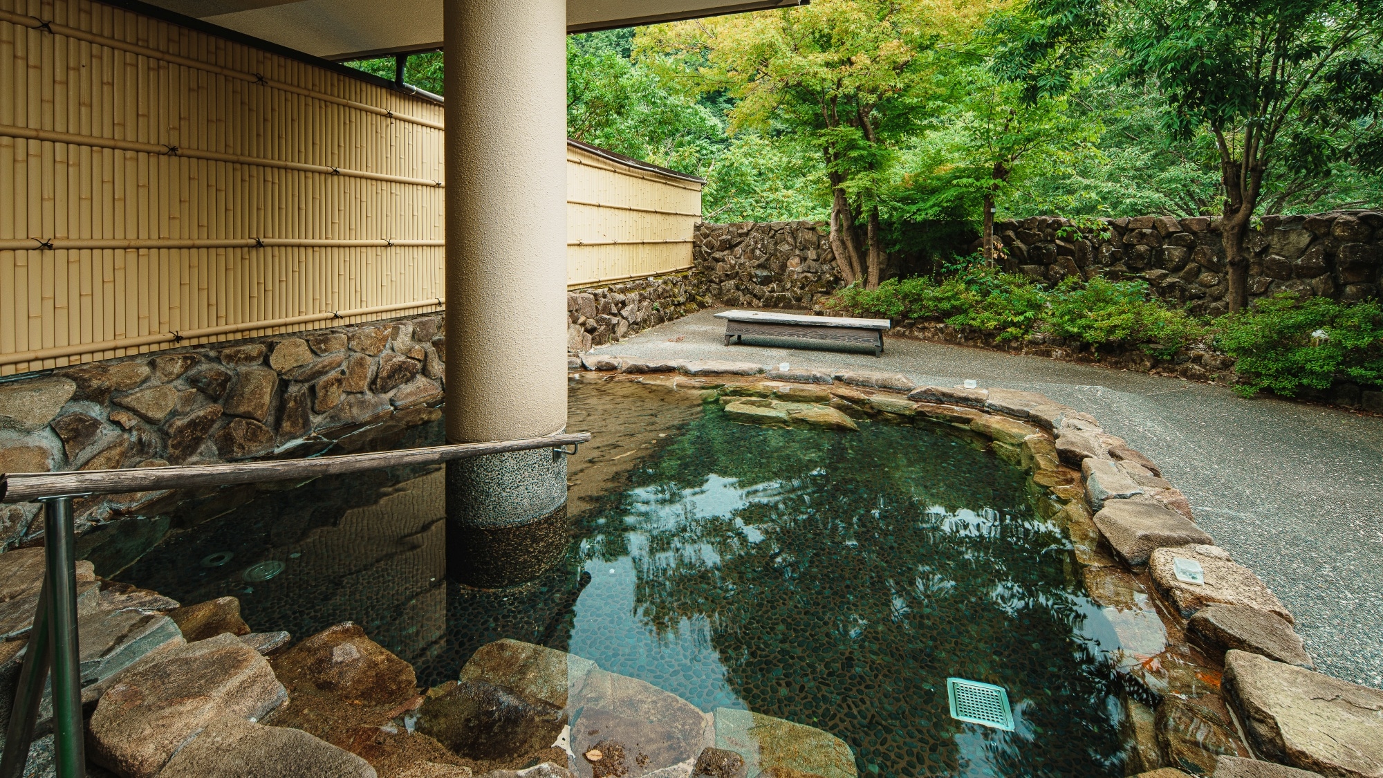 *Open-air bath: A mild, simple hot spring that can be enjoyed by the whole family, from children to the elderly.