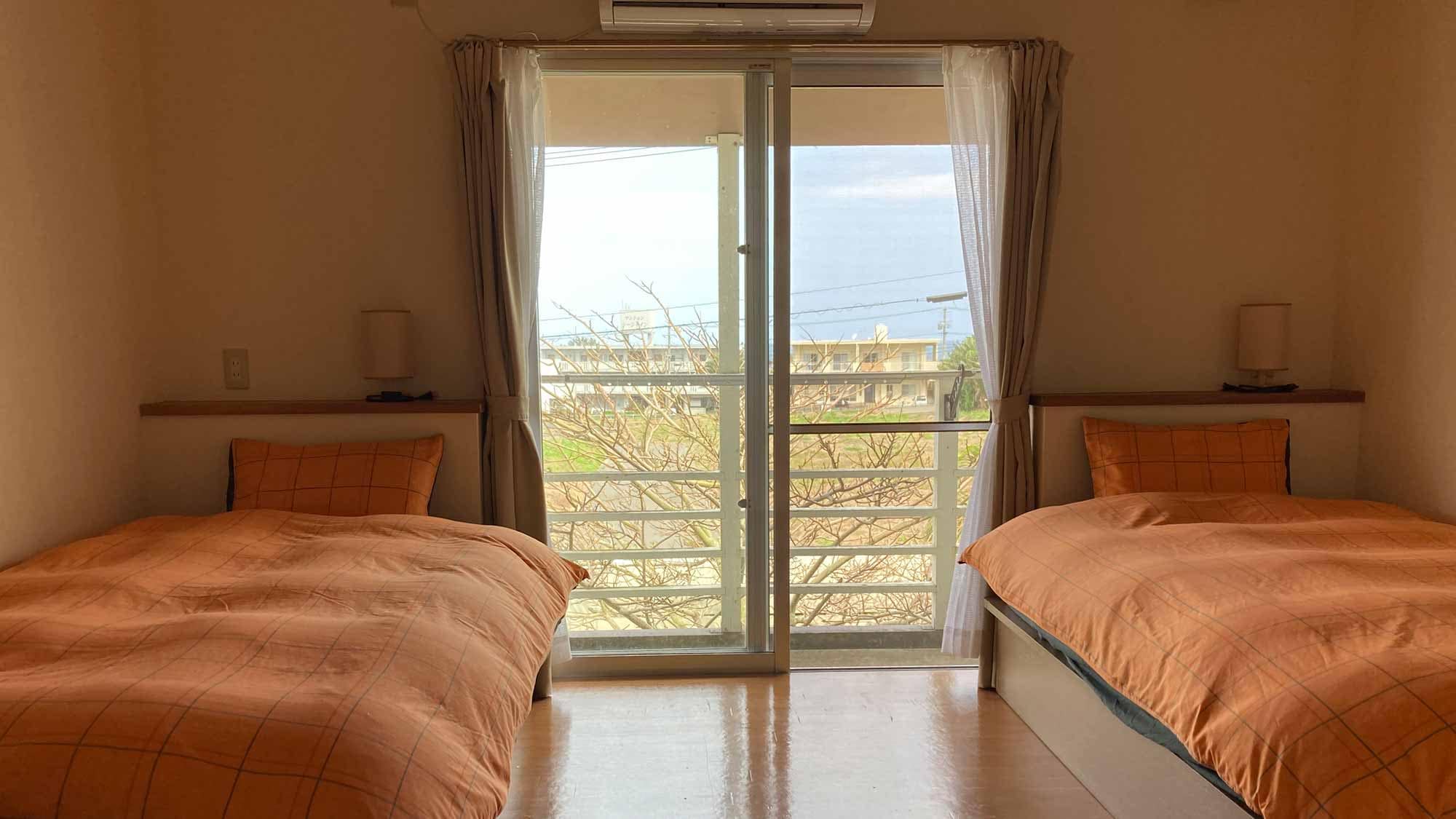 ・Ocean View Twin Room: The beds are spaced far enough apart and the flooring is so spacious you can even walk barefoot.