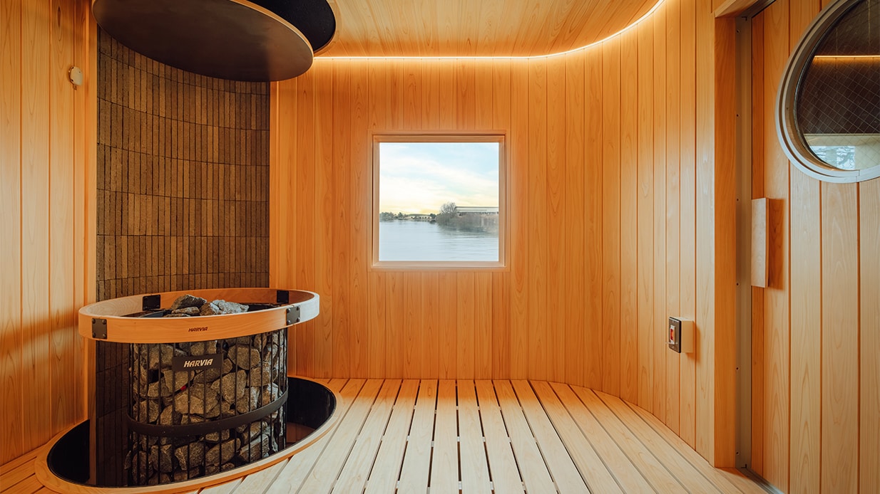 ซาวน่าไม้ธรรมดาที่ออกแบบให้มีลักษณะคล้ายถังสาเก