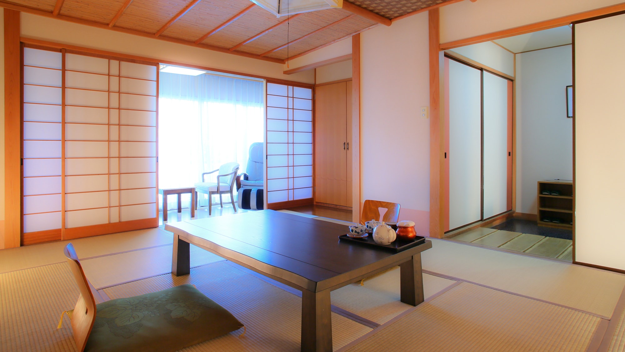 A room where you can enjoy the murmuring of Matsukawa and the greenery of the Otonashi Forest