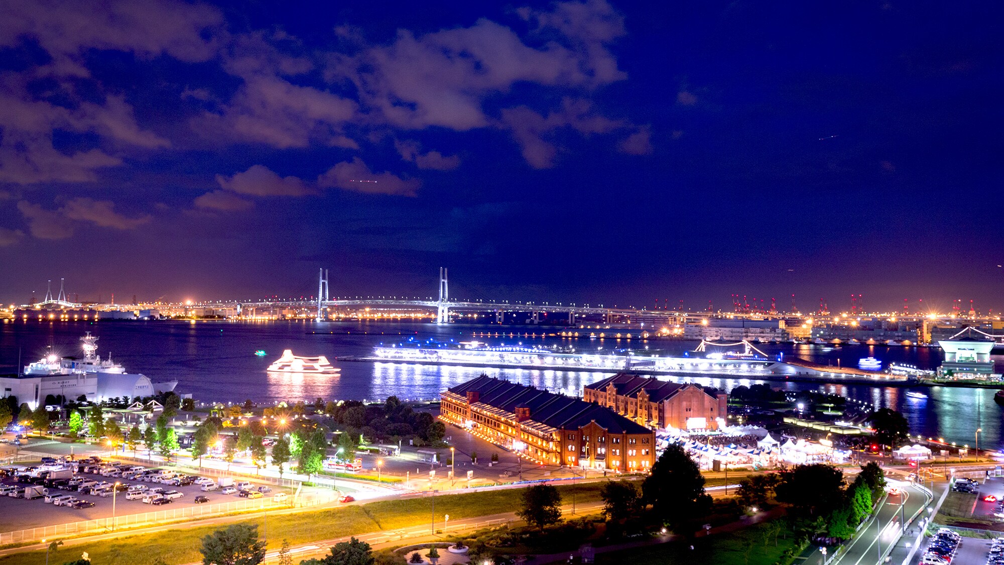 상층에 위치한 스위트룸에서는 요코하마 항구와 베이 브리지를 볼 수 있습니다.