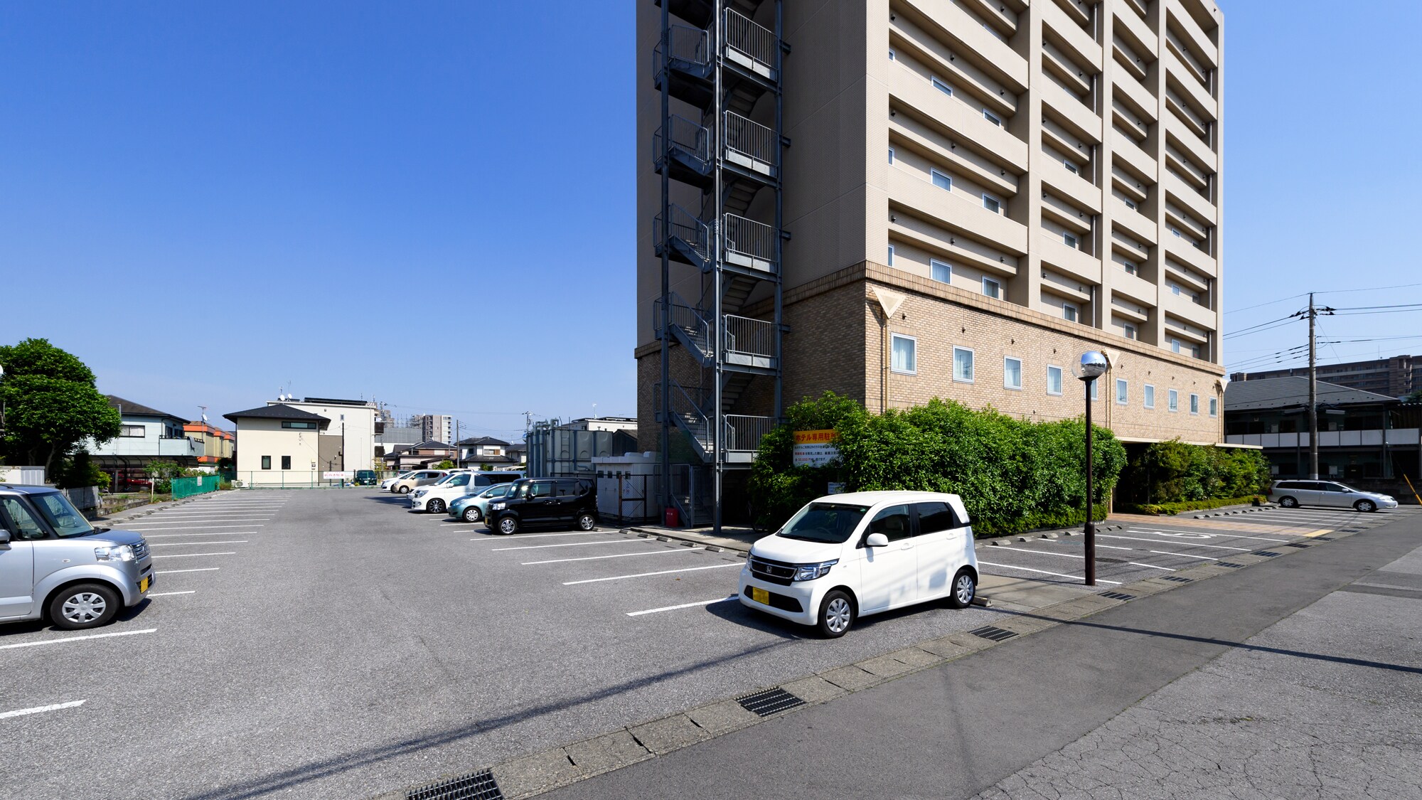 提供 100 个停车位