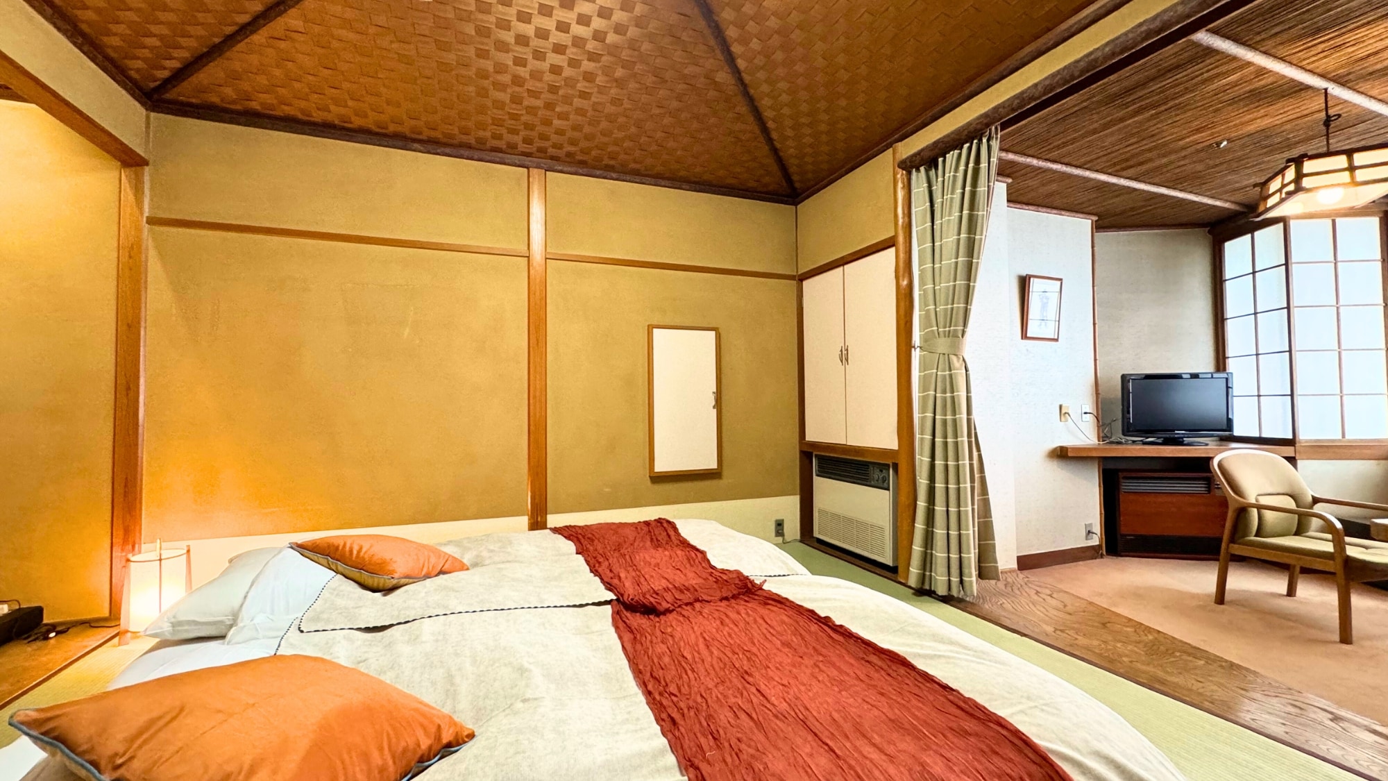 [Family Japanese-style bed room] A room with a low bed on a raised Japanese-style room