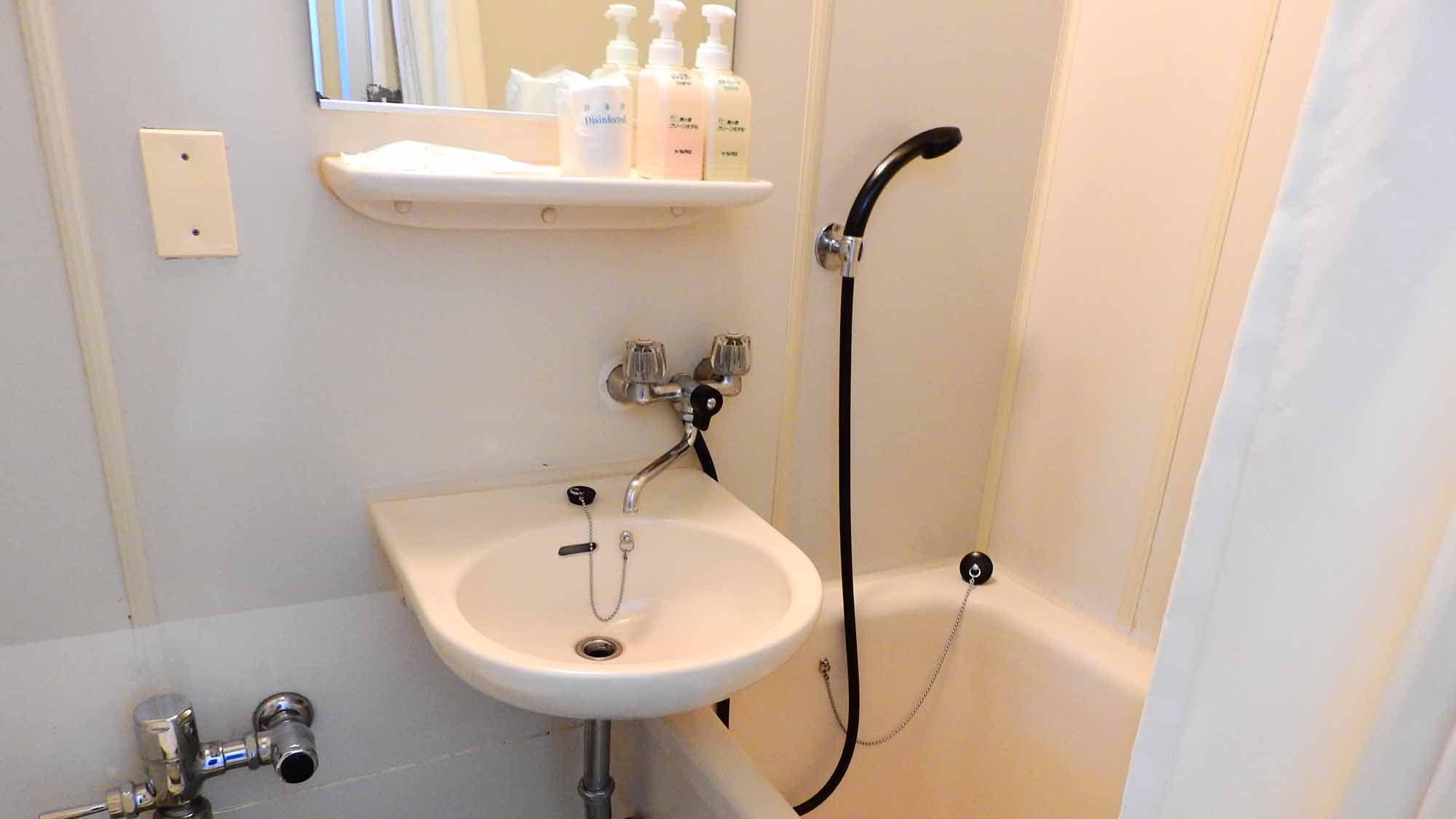 *Single room (with bathroom and toilet): Approx. 11 square meters. Wi-Fi connection available! Smoking and non-smoking rooms available.