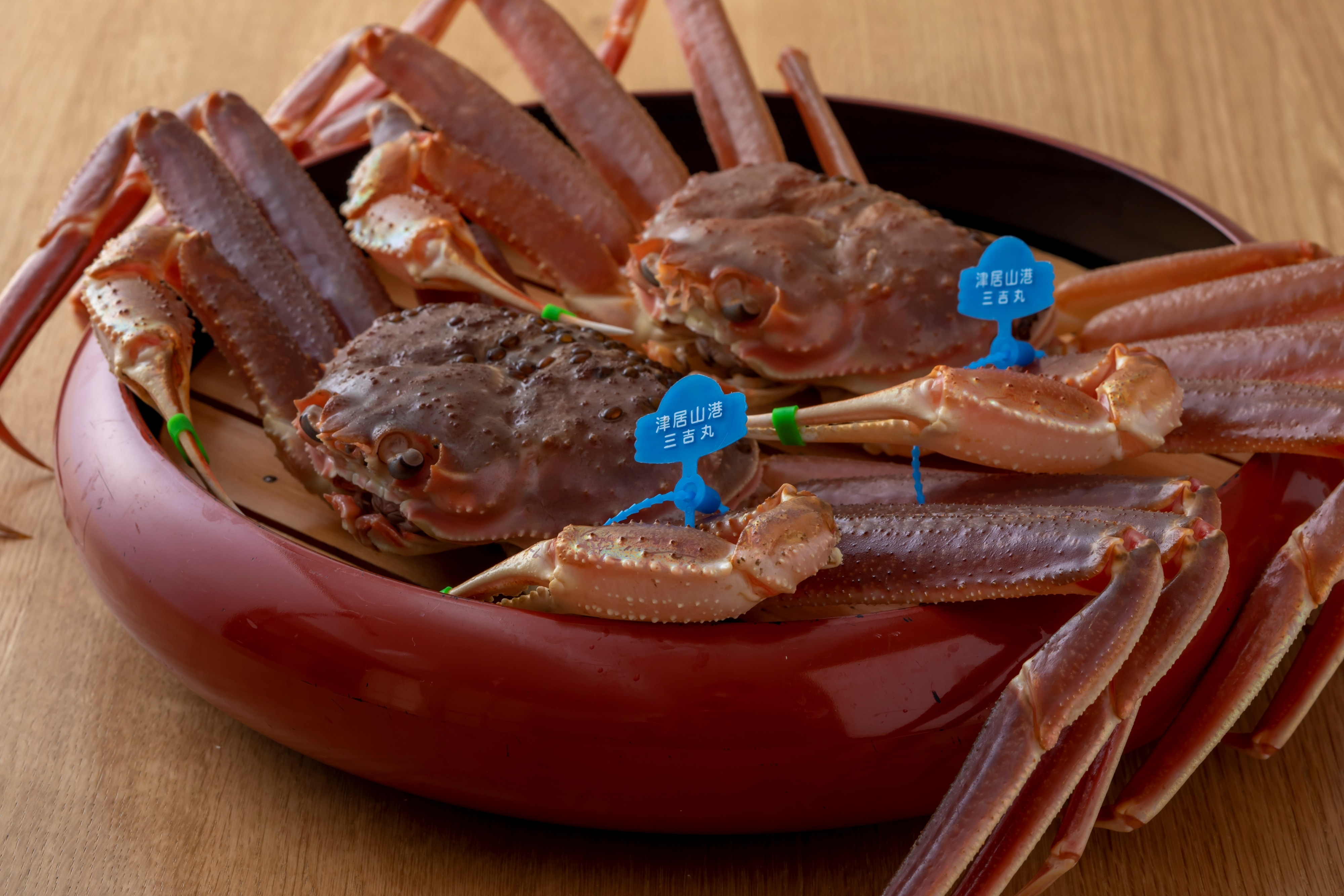 [Tsuiyama Gani] Silakan nikmati Tsuiyama, bahan terbaik dari Kinosaki, sepuasnya.