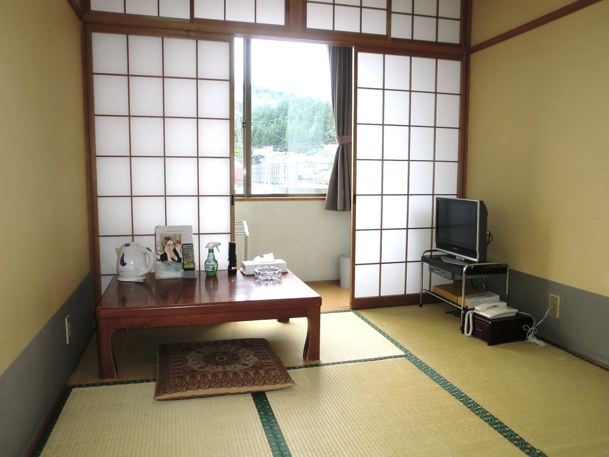 Japanese-style room (6 tatami mats)