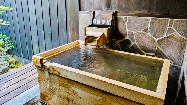[Kinmokusei] <With a semi-open-air cypress bath with natural hot spring water> A special room in a detached building surrounded by greenery (non-smoking)