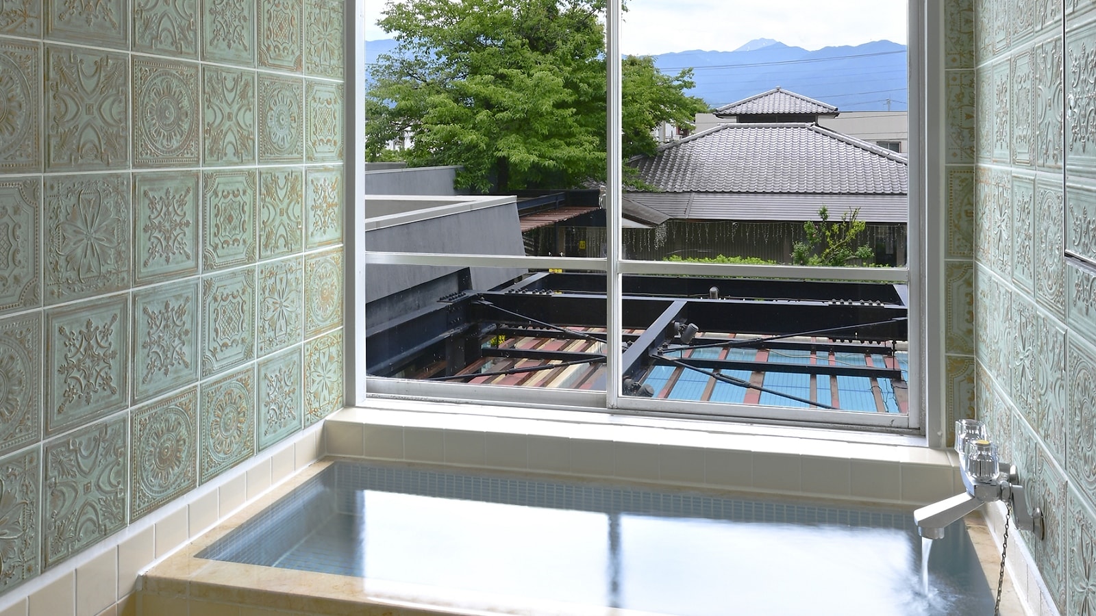 本館日式房14.5榻榻米浴室（溫泉）復古磁磚裝飾