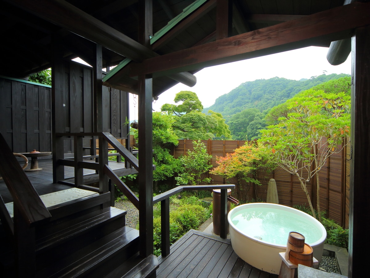 [Special room with 14 tatami mats on the 1st floor] The biggest feature is the outdoor open-air bath!