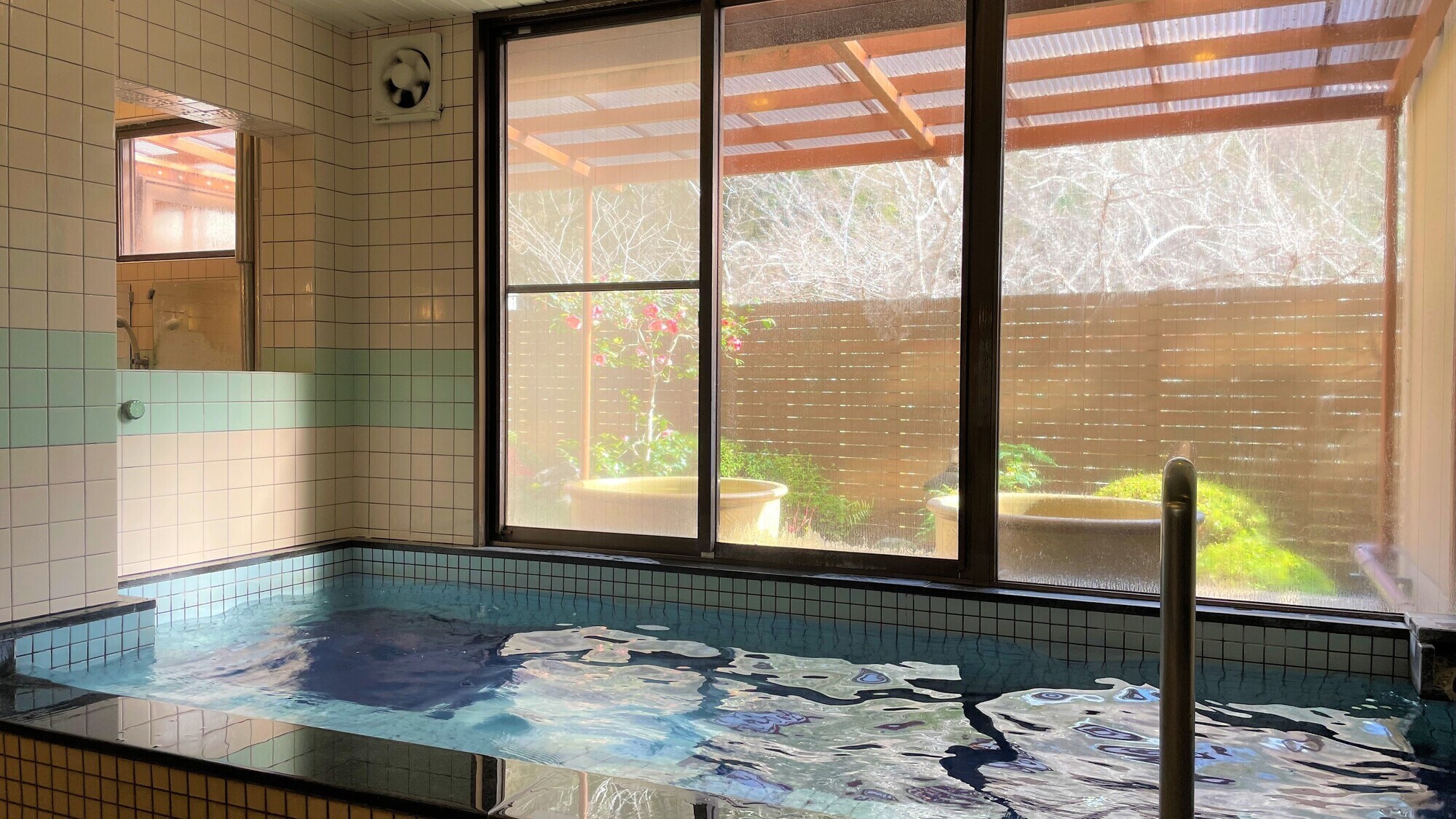 ■Women's bath: Enjoy the radon hot springs slowly while looking at the outside scenery.