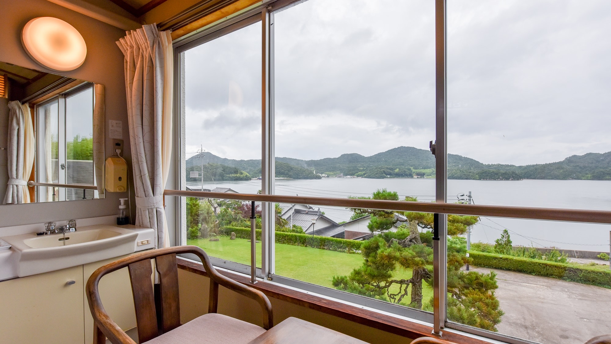 * [Example of a 6 tatami Japanese-style room facing the ocean] Please sit in the chair by the window and relax.