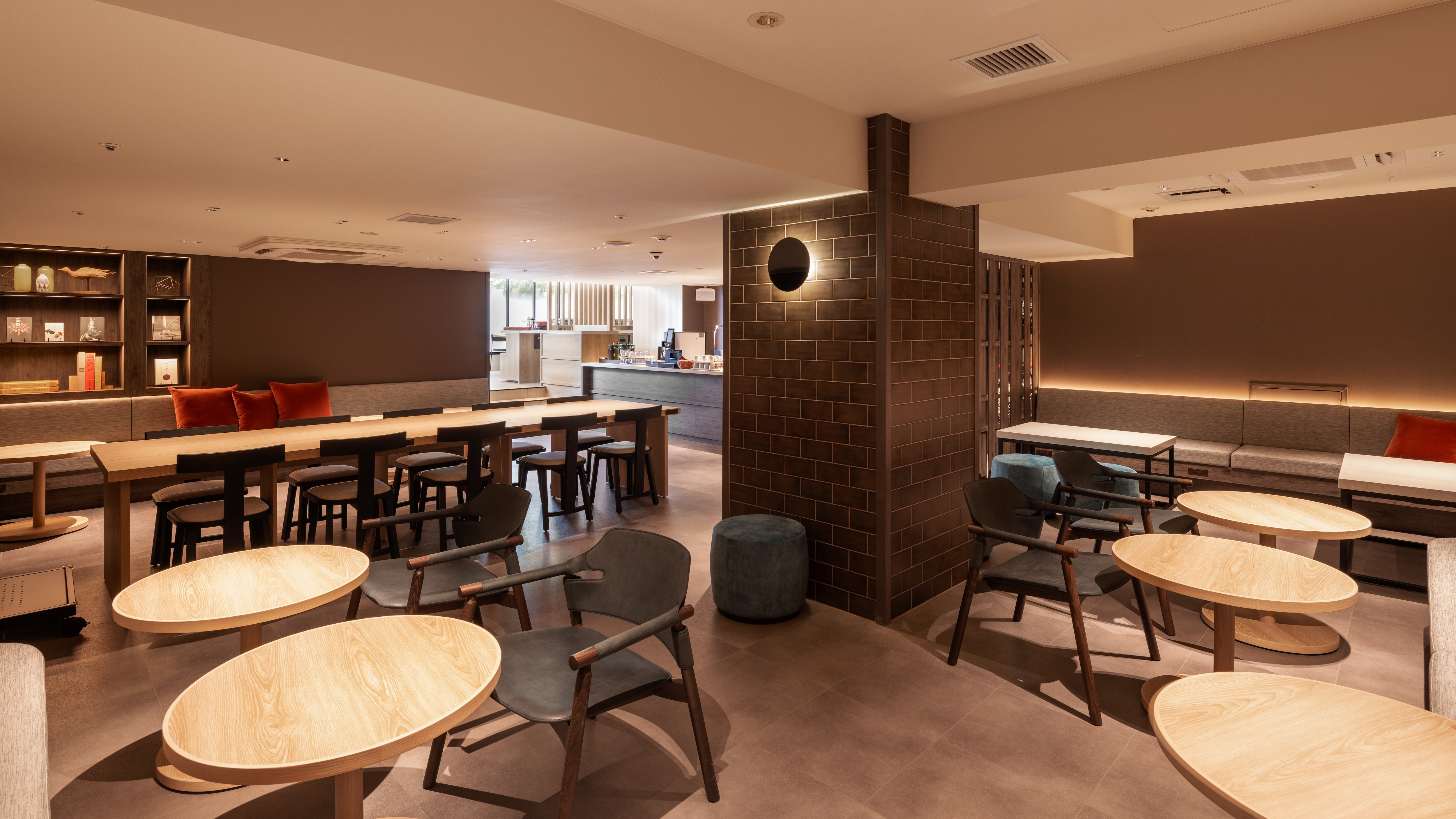 Breakfast room (the b lounge)